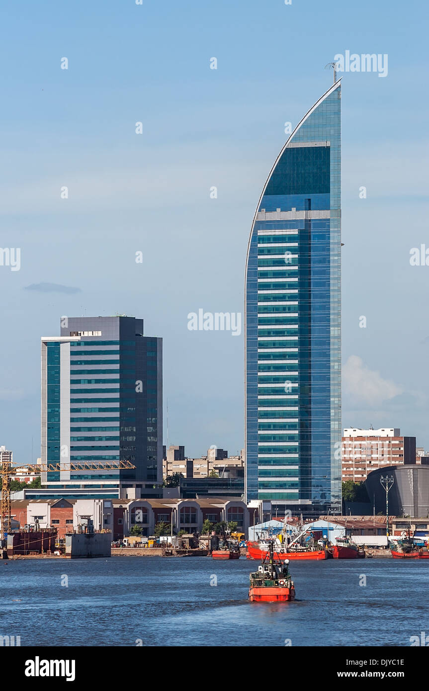 O torre de telecomunicaciones Antel Tower es un edificio de 157 metros de altura en Montevideo, Uruguay. Foto de stock