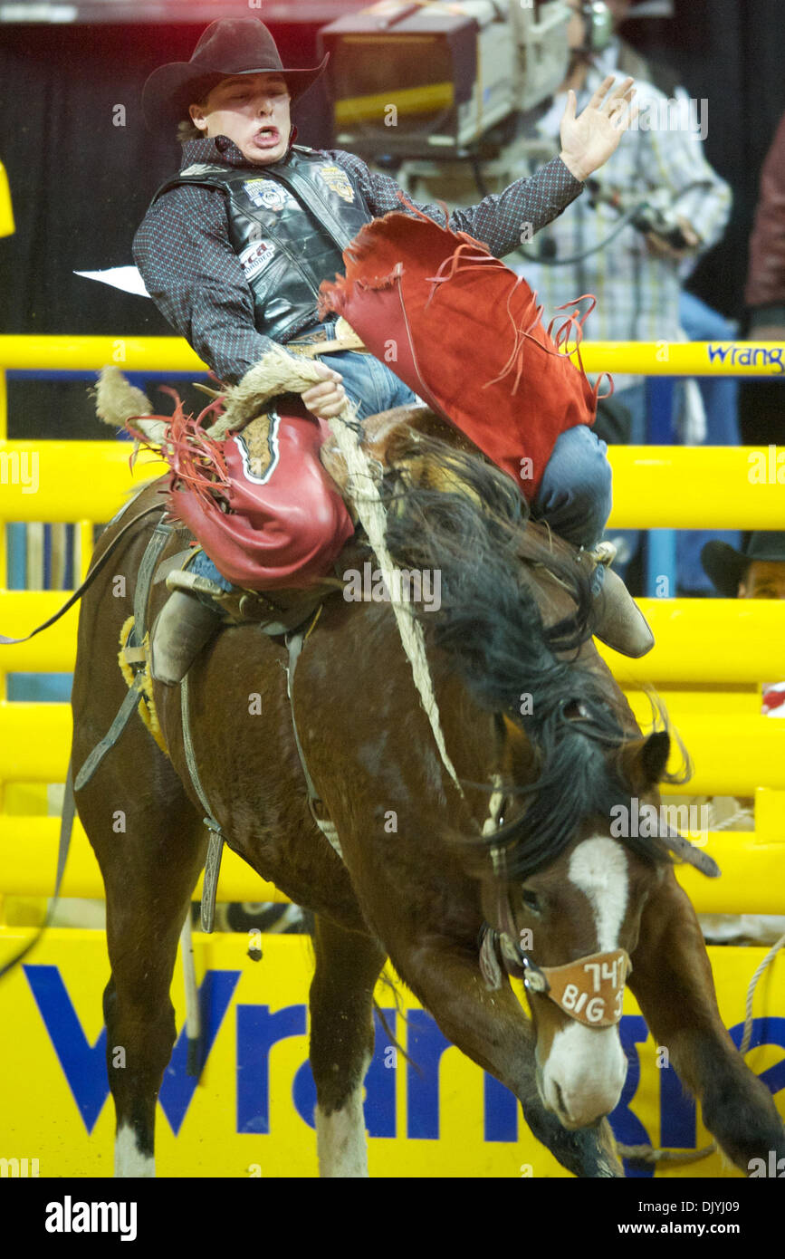 Diciembre 3, 2010 - Las Vegas, Nevada, Estados Unidos de América - Jesse Wright de Millford, UT paseos Big Jet para un puntaje de 85.50 durante el segundo go-ronda en las Finales Nacionales de Rodeo Wrangler 2010 en el Thomas & Mack Center. Wright empatados para el segundo en el go-round y recogió un cheque por $12,145.43. (Crédito de la Imagen: © Matt Cohen/Global/ZUMAPRESS.com) Southcreek Foto de stock