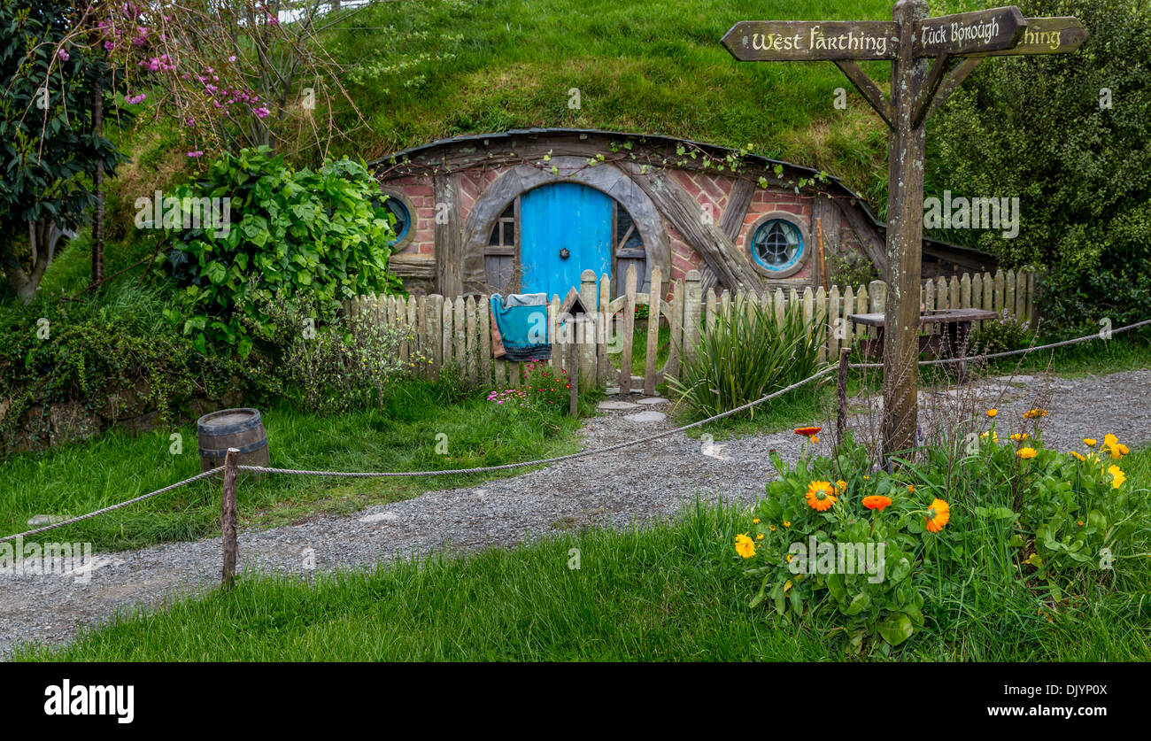 Hobbit-agujero en Hobbiton, ubicación de El Señor de los anillos y el Hobbit, la trilogía cinematográfica Hinuera, Matamata, Nueva Zelanda Foto de stock