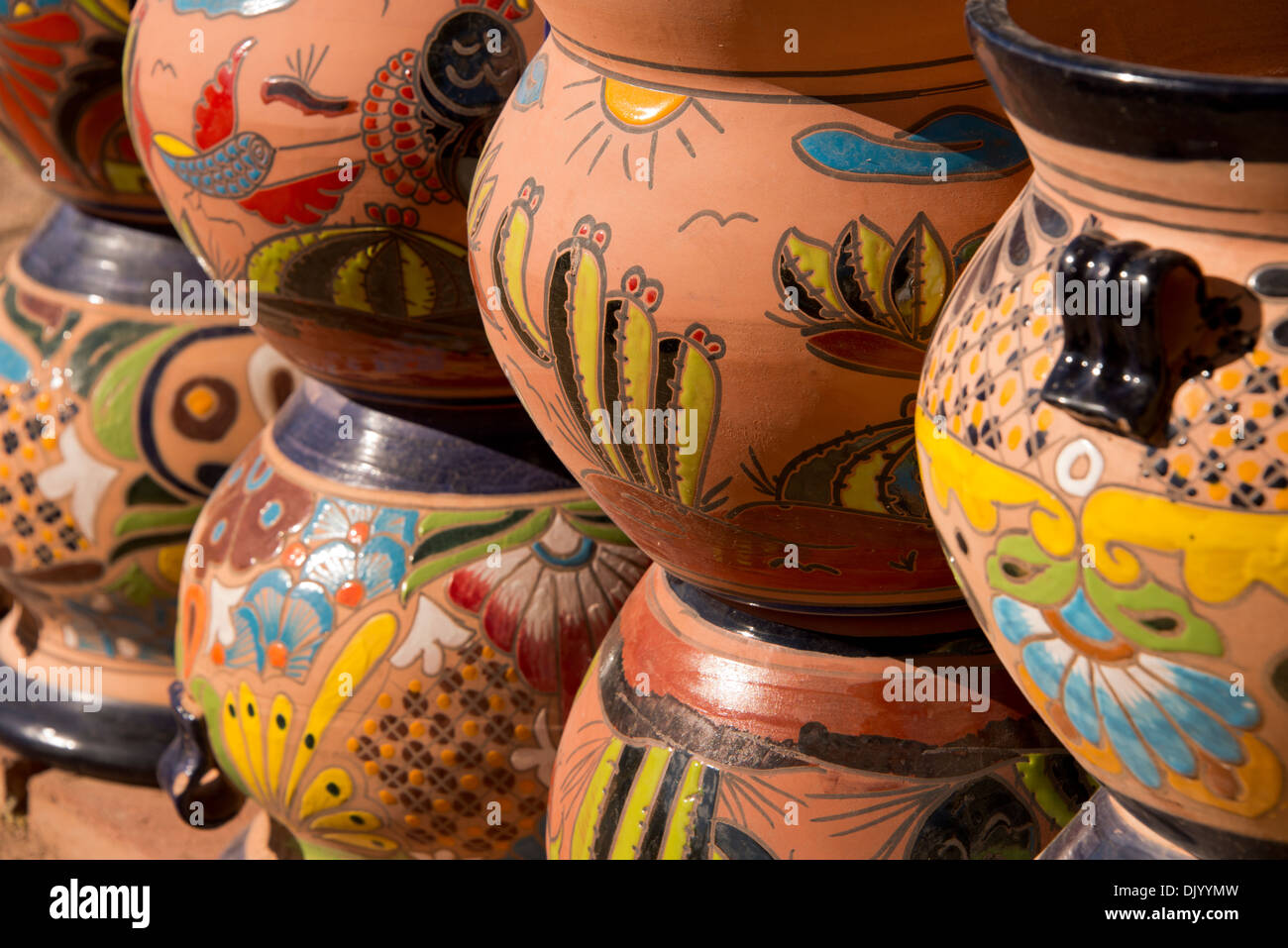 Alfarería mexicana pintada fotografías e imágenes de alta resolución - Alamy