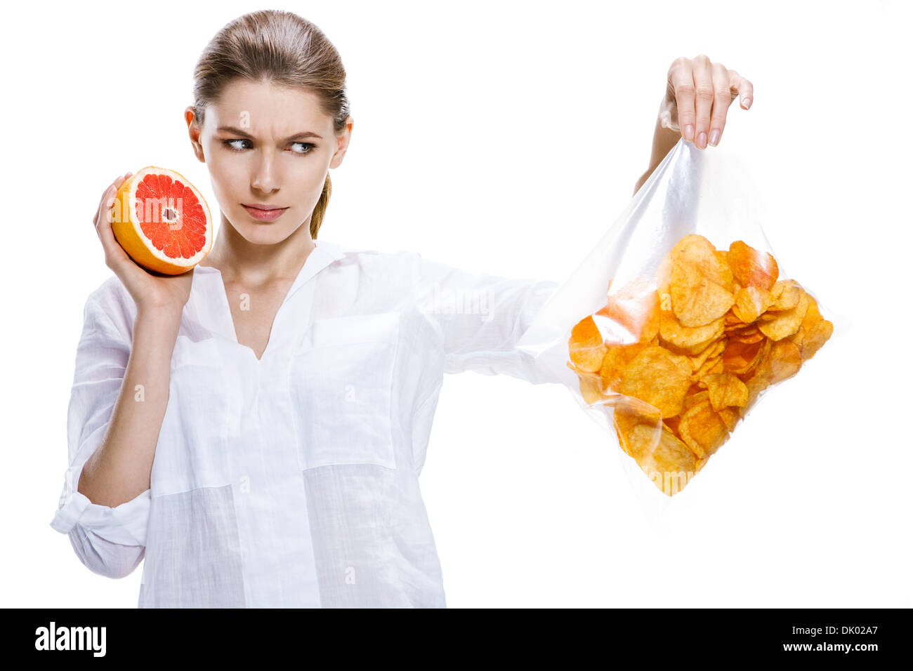Morenas sanos contra los chips - aisladas sobre fondo blanco. Foto de stock