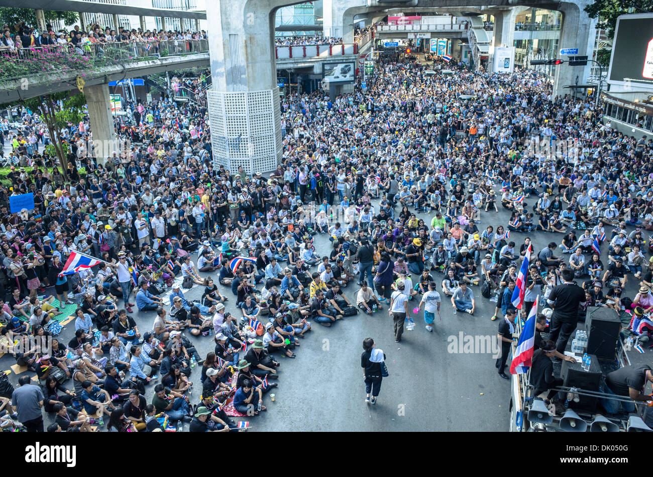 Bangkok, Tailandia. El 1 de diciembre de 2013. Las personas se reúnen en Ratchaprasong tailandés para continuar protestando contra el gobierno. Crédito: kmt rf/Alamy Live News Foto de stock
