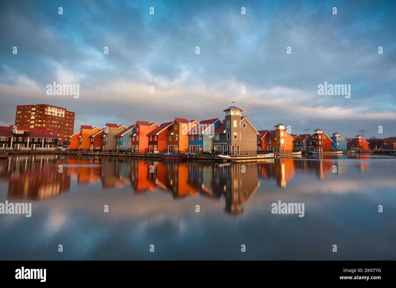 Los coloridos edificios sobre el agua durante el amanecer, Reitdiephaven, Groningen, Países Bajos Foto de stock