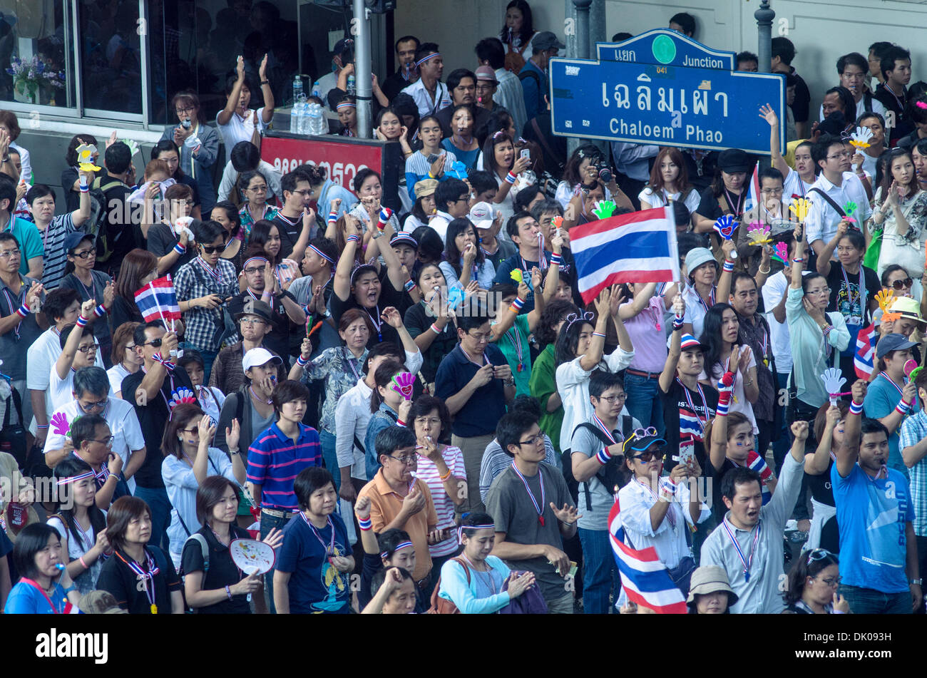 Bangkok, Tailandia. El 1 de diciembre de 2013. Las personas se reúnen en Ratchaprasong tailandés para continuar protestando contra el gobierno. Foto de stock