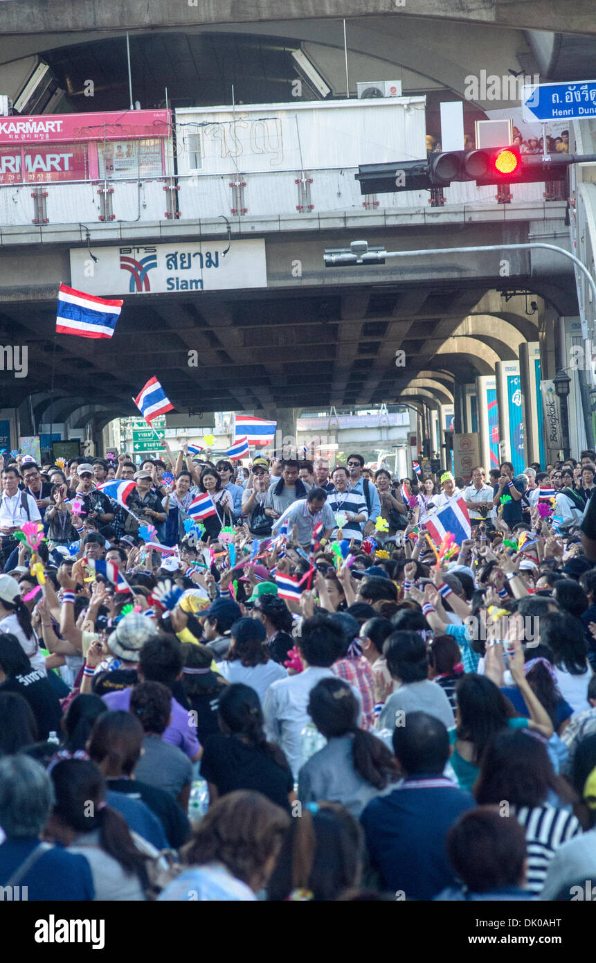 Bangkok, Tailandia. El 1 de diciembre de 2013. Las personas se reúnen en Ratchaprasong tailandés para continuar protestando contra el gobierno. Foto de stock