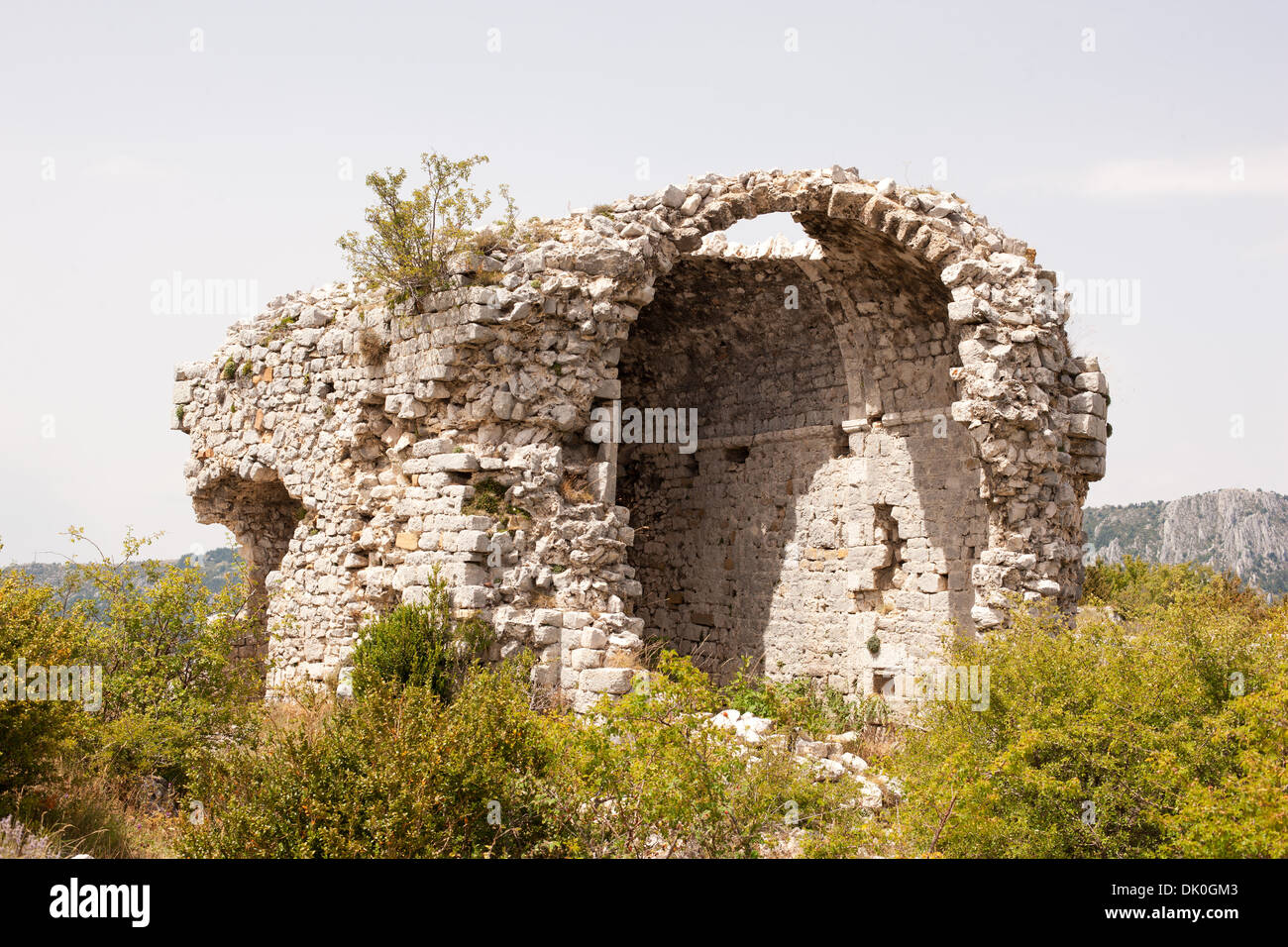 Abandonada capilla cayendo en la ruina. Oppidum de Castellaras, Andon, Thorenc, el campo de la Riviera Francesa, Francia. Foto de stock
