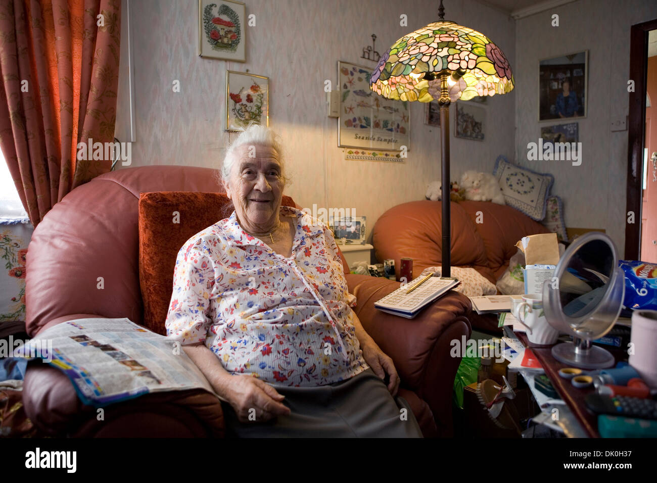 Pamela Clifton en el living de su lugar prefabricado en el Excalibur estate, Catford. Ella ha estado viviendo en su lugar prefabricado de 44 años Foto de stock