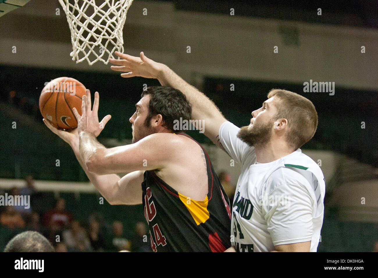 Enero 1, 2011 - Cleveland, Ohio, EE.UU. - centro de UIC K.C. Robbins (44) pone un disparo contra Cleveland centro estatal Joe latas (51). El Estado de Cleveland vikingos derrotó al UIC Llamas 83-59 en el centro Wolstein en Cleveland, Ohio. (Crédito de la Imagen: © Frank Jansky/Global/ZUMAPRESS.com) Southcreek Foto de stock