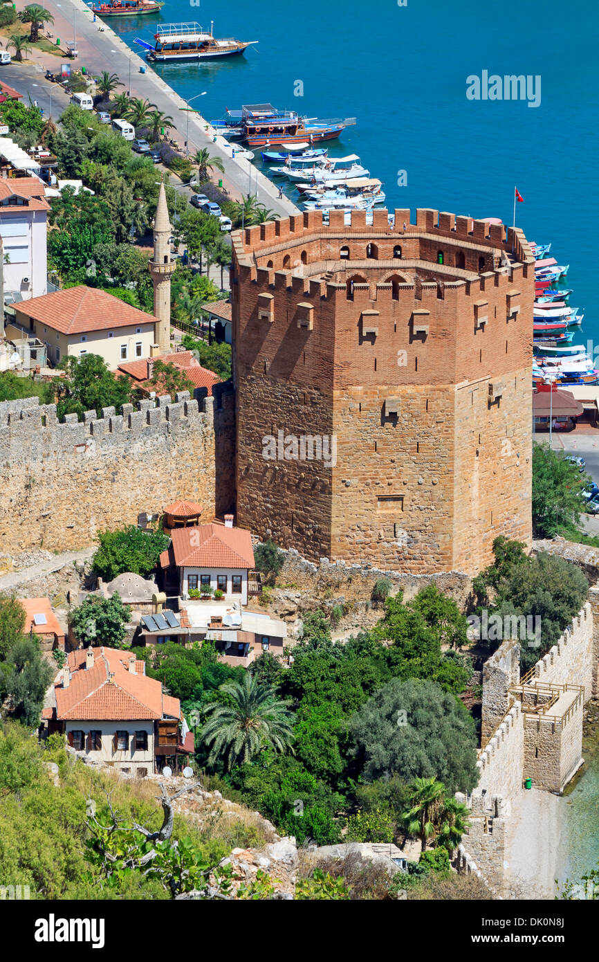 Hermosa vista de la ciudad de Alanya en Turquía. Torre Roja y el puerto Foto de stock