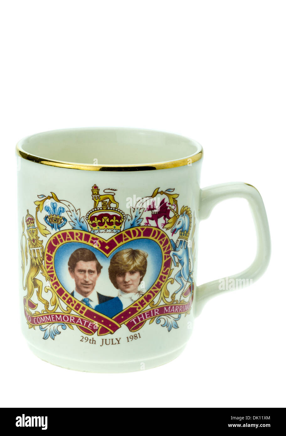 El príncipe Carlos y Lady Diana Spencer conmemorativa del Día de la Boda Real en taza. Foto de stock
