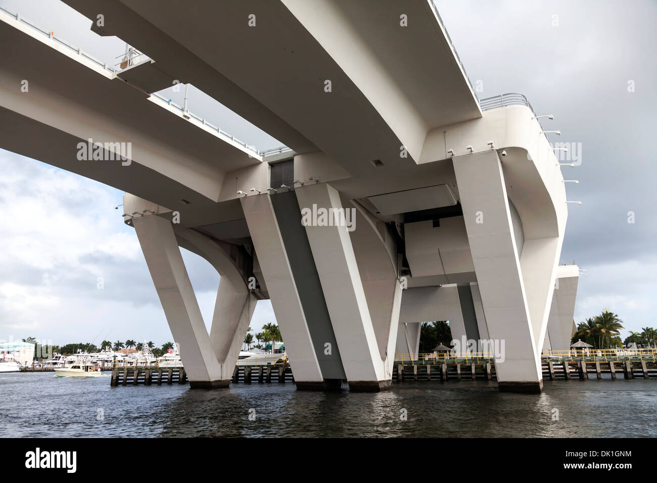 El 17th Street Causeway de doble hoja, cruza el puente bascule Intracoastal en Port Everglades en Fort Lauderdale, Florida, EE.UU. Foto de stock