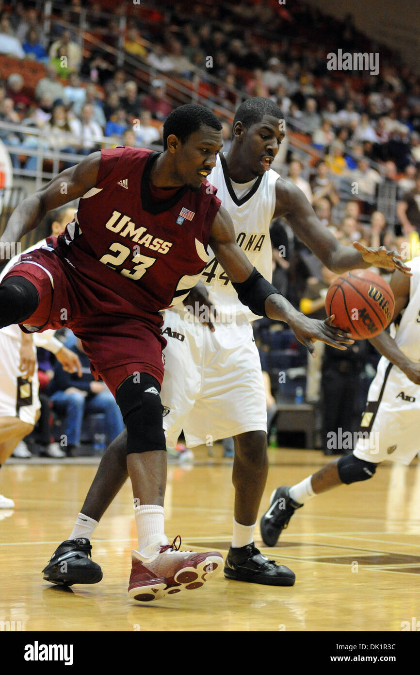 Enero 26, 2011 - San Buenaventura, en Nueva York, Estados Unidos de América - Massachusetts Minutemen avance/Centro Carter (Juan 23) batallas san Buenaventura Bonnies adelante Andrew Nicholson (44) para la suelta la bola en la pintura en la primera mitad. Massachusetts lleva san Buenaventura 39-31 en la mitad, en el centro de Reilly en san Buenaventura, NY. (Crédito de la Imagen: © Michael Johnson/Southcr Foto de stock