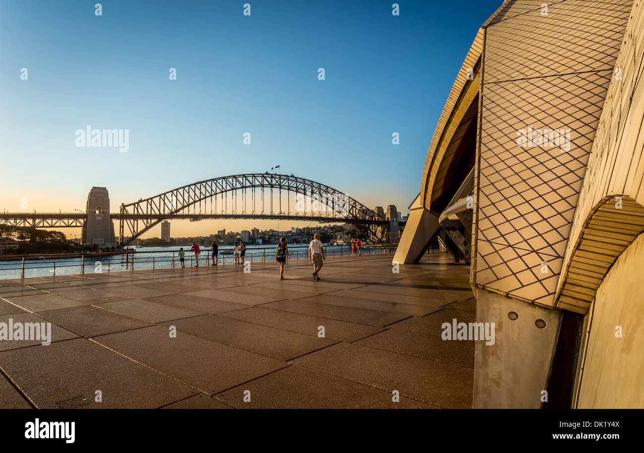 La Ópera de Sydney, en la parte delantera y en la trasera del puente del puerto de Sydney, New South Wales, Australia Foto de stock