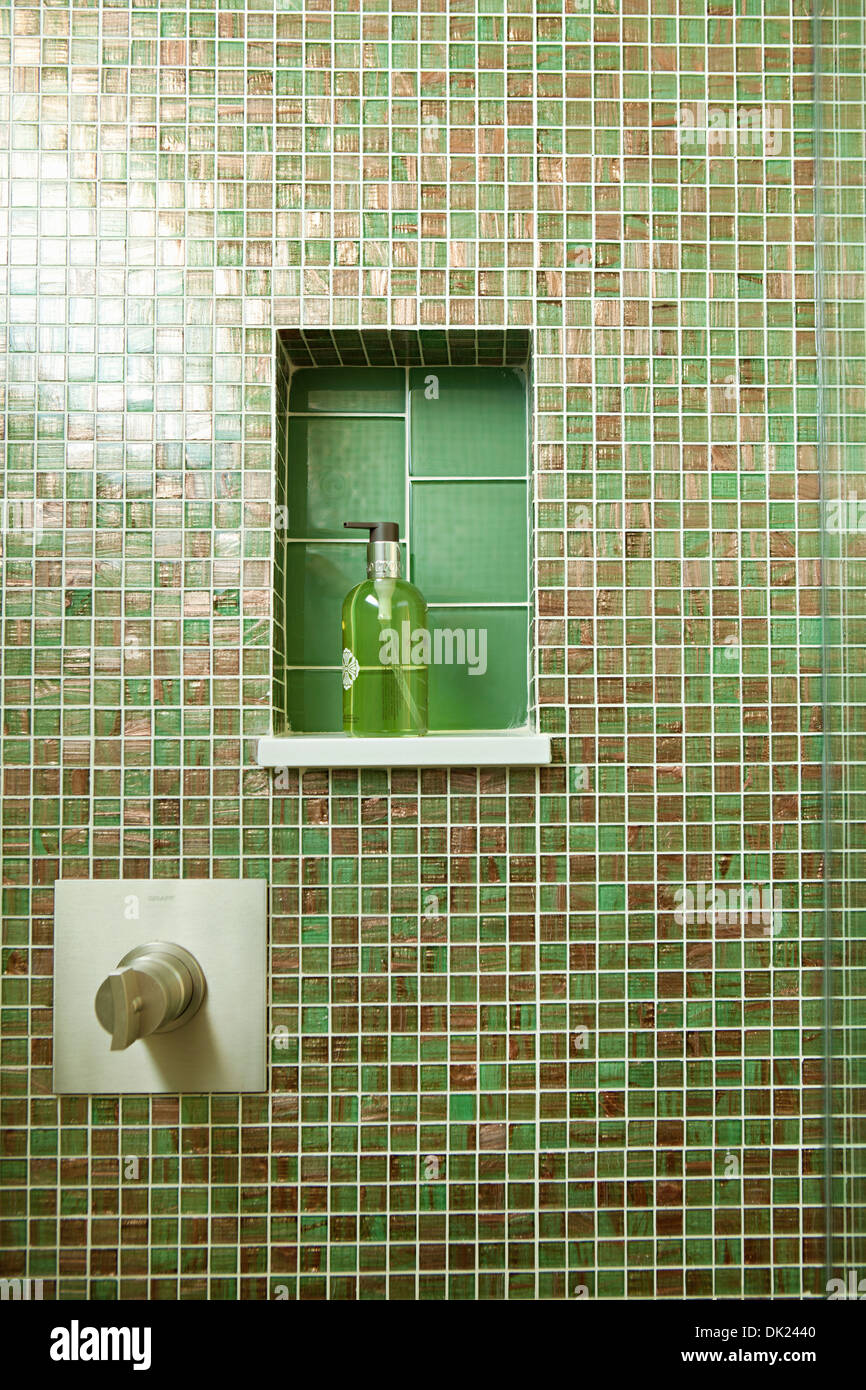 Azulejo verde en el cuarto de baño con ducha de insertar Fotografía de  stock - Alamy