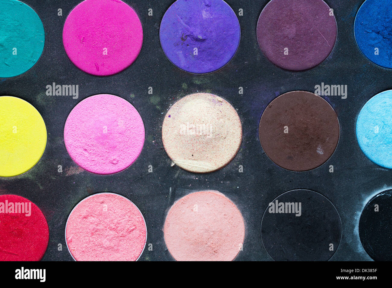 Maquillaje sombra intensos coloridos paletas como fondo Foto de stock