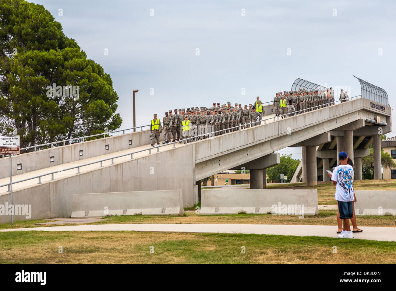 Vuelos de aviadores marchando hacia abajo durante la rampa del puente de la Fuerza Aérea de los Estados Unidos la capacitación básica en San Antonio, Texas. Foto de stock