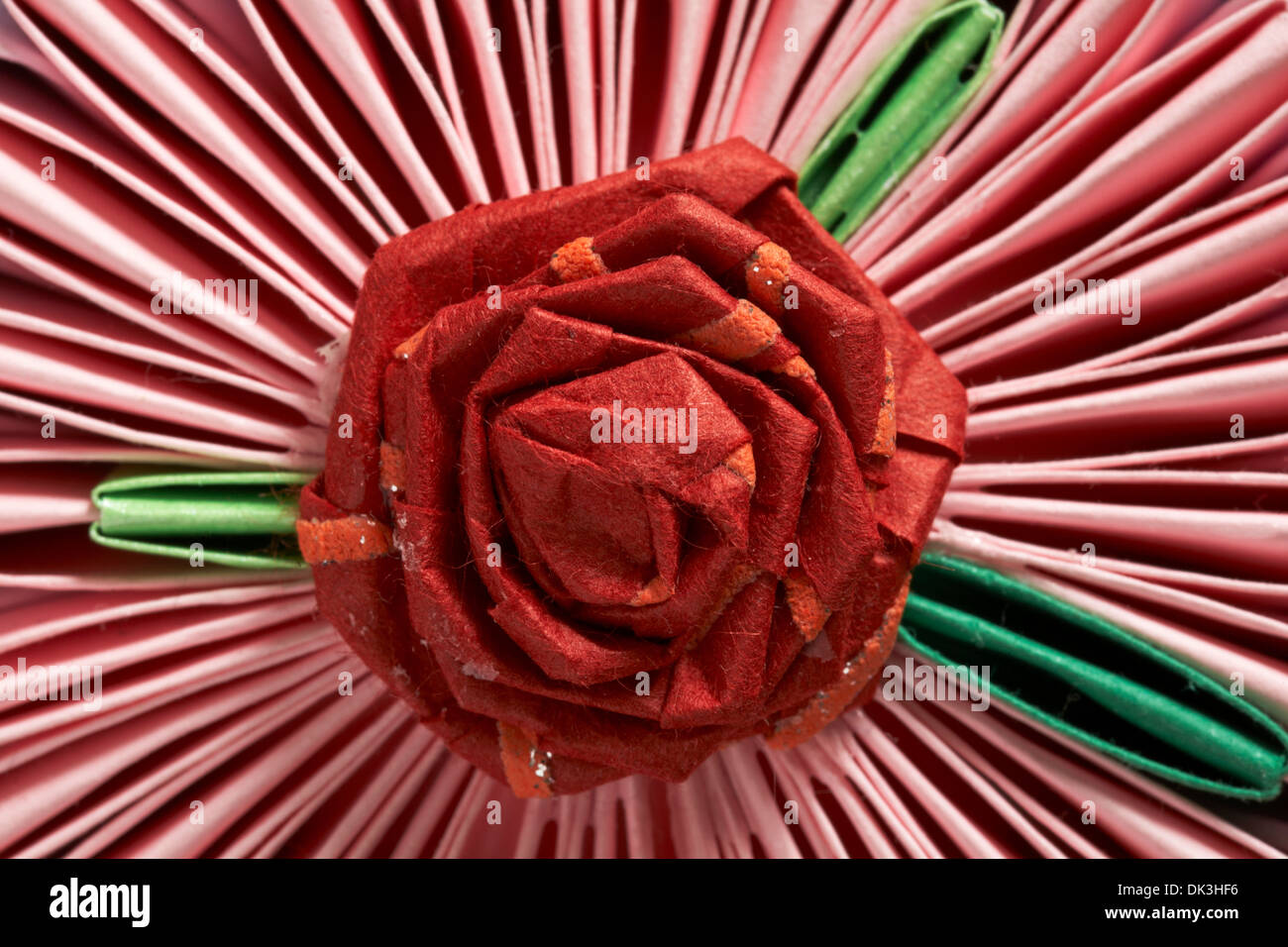 Origami - mirando hacia abajo sobre la parte superior del cupcake con detalle de flor rosa roja Foto de stock