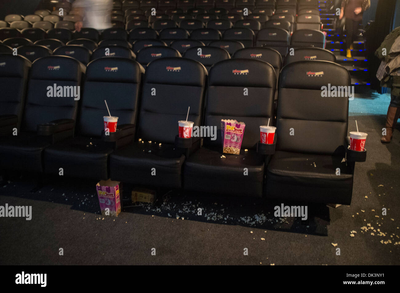 La basura dejada en el teatro después de la película. Foto de stock