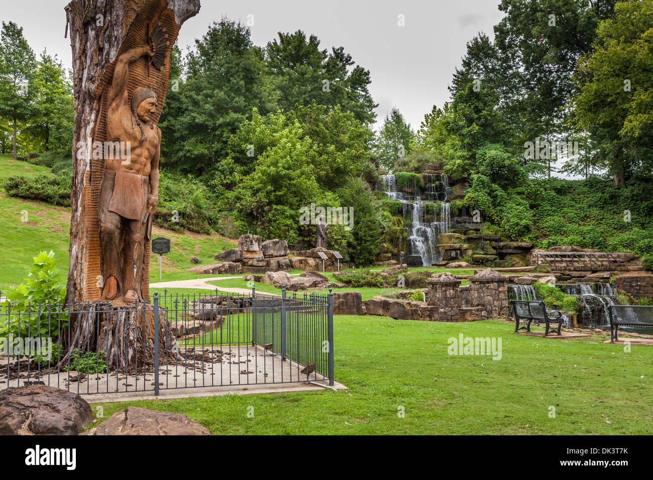 Estatua del Jefe Tuscumbia talladas en árbol cerca de agua fría cae en Spring Park en Tuscumbia, Alabama Foto de stock