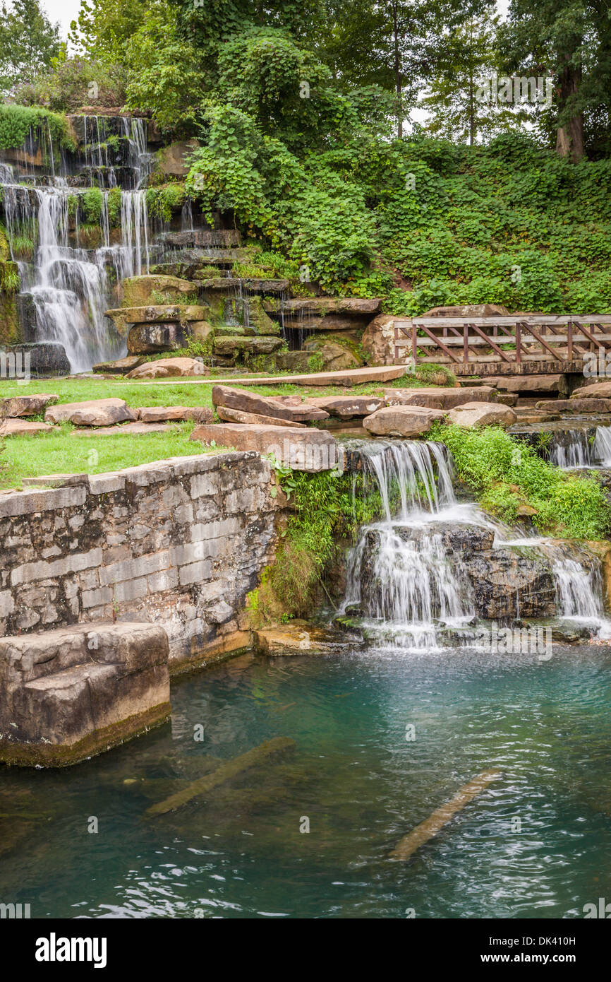 Cascadas de agua fría, la más grande hecha por el hombre de piedra natural cascada, en Spring Park en Tuscumbia, Alabama Foto de stock