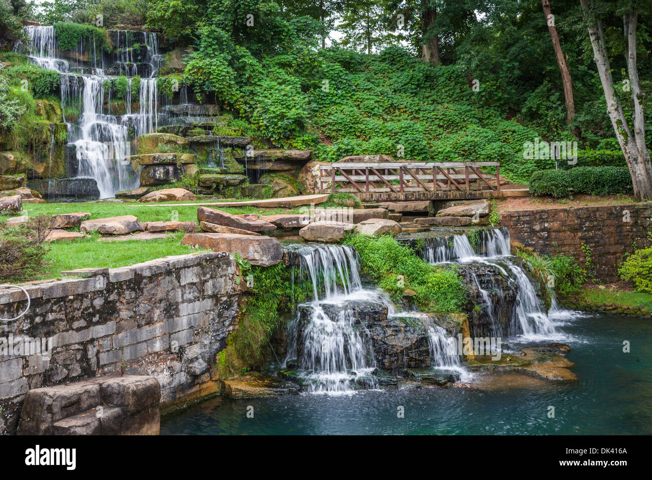 Cascadas de agua fría, la más grande hecha por el hombre de piedra natural cascada, en Spring Park en Tuscumbia, Alabama Foto de stock