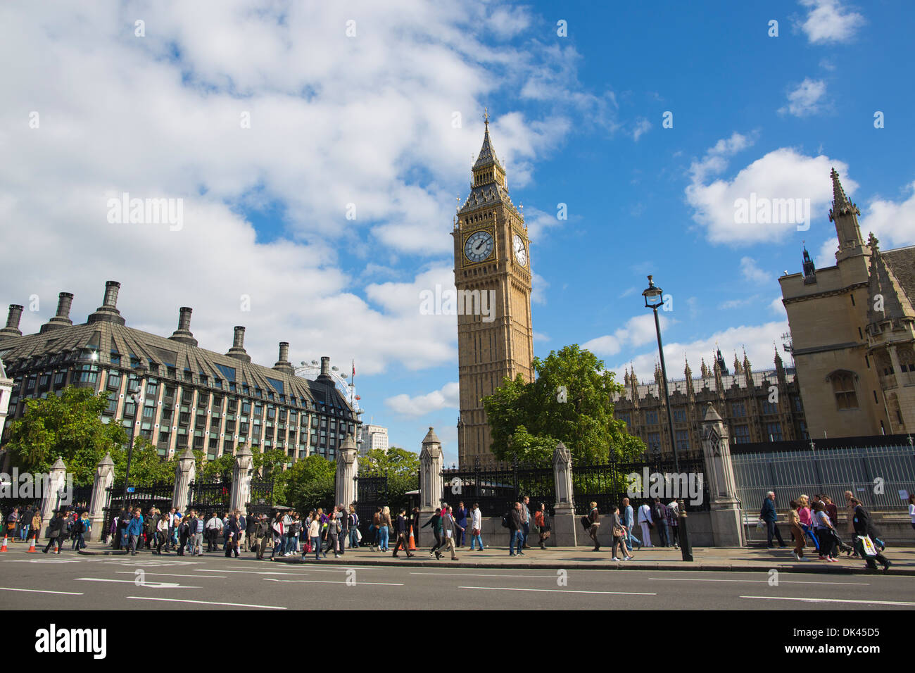 Parliament Square, en el centro de Londres con Portcullis House (izquierda) y el Big Ben (oriente), Londres, Reino Unido. Foto de stock