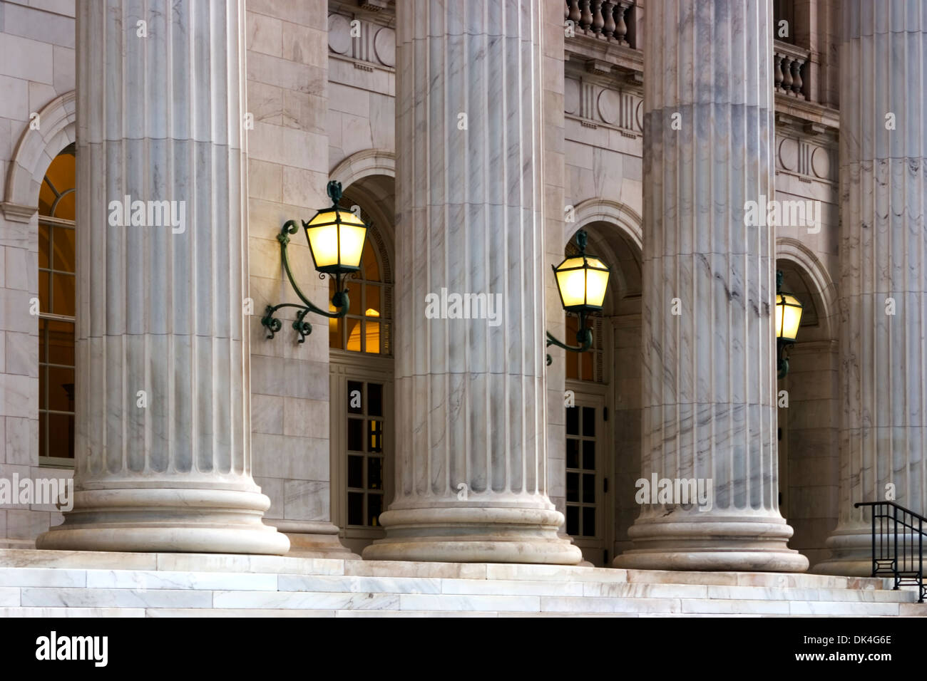 Columnas y linternas, 10º Tribunal de Circuito de Apelaciones Edificio, Denver, Colorado, EE.UU. Foto de stock