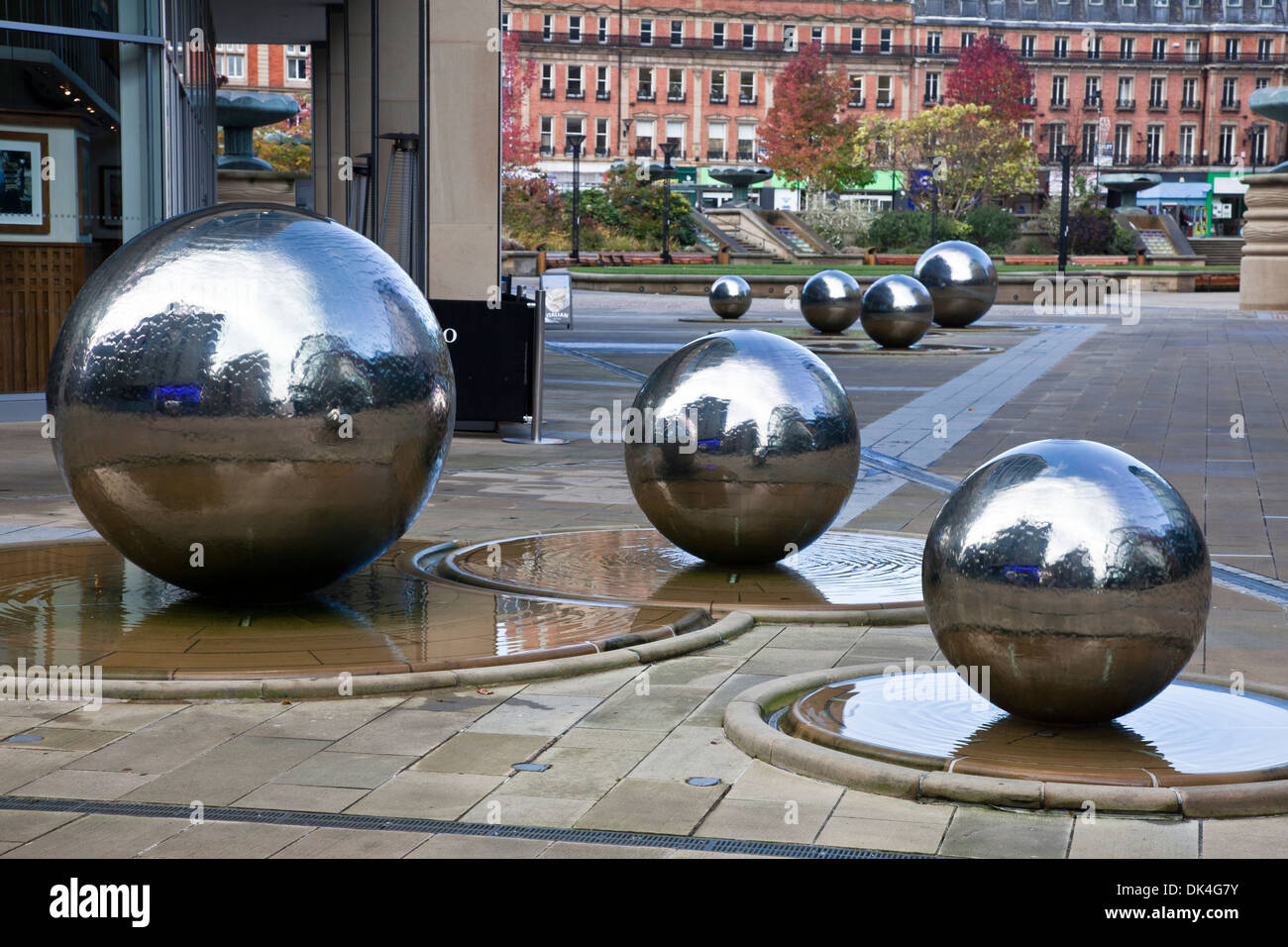 Bola de plata características de agua, parte del diseño urbano en el centro de la ciudad de Sheffield, South Yorkshire, Inglaterra Foto de stock