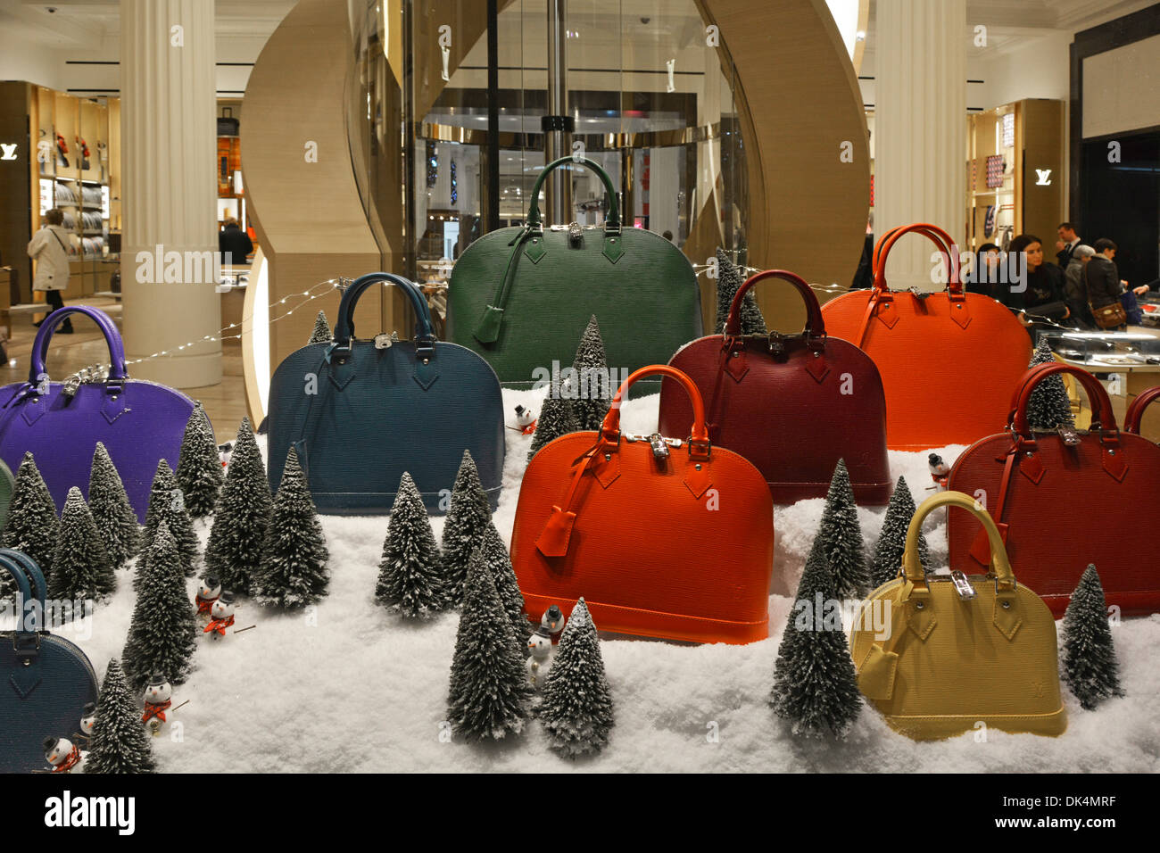 Tienda de Navidad escaparates con Louis Vuitton Townhouse sección &  levantar dentro de los grandes almacenes Selfridges visto desde la acera  Fotografía de stock - Alamy