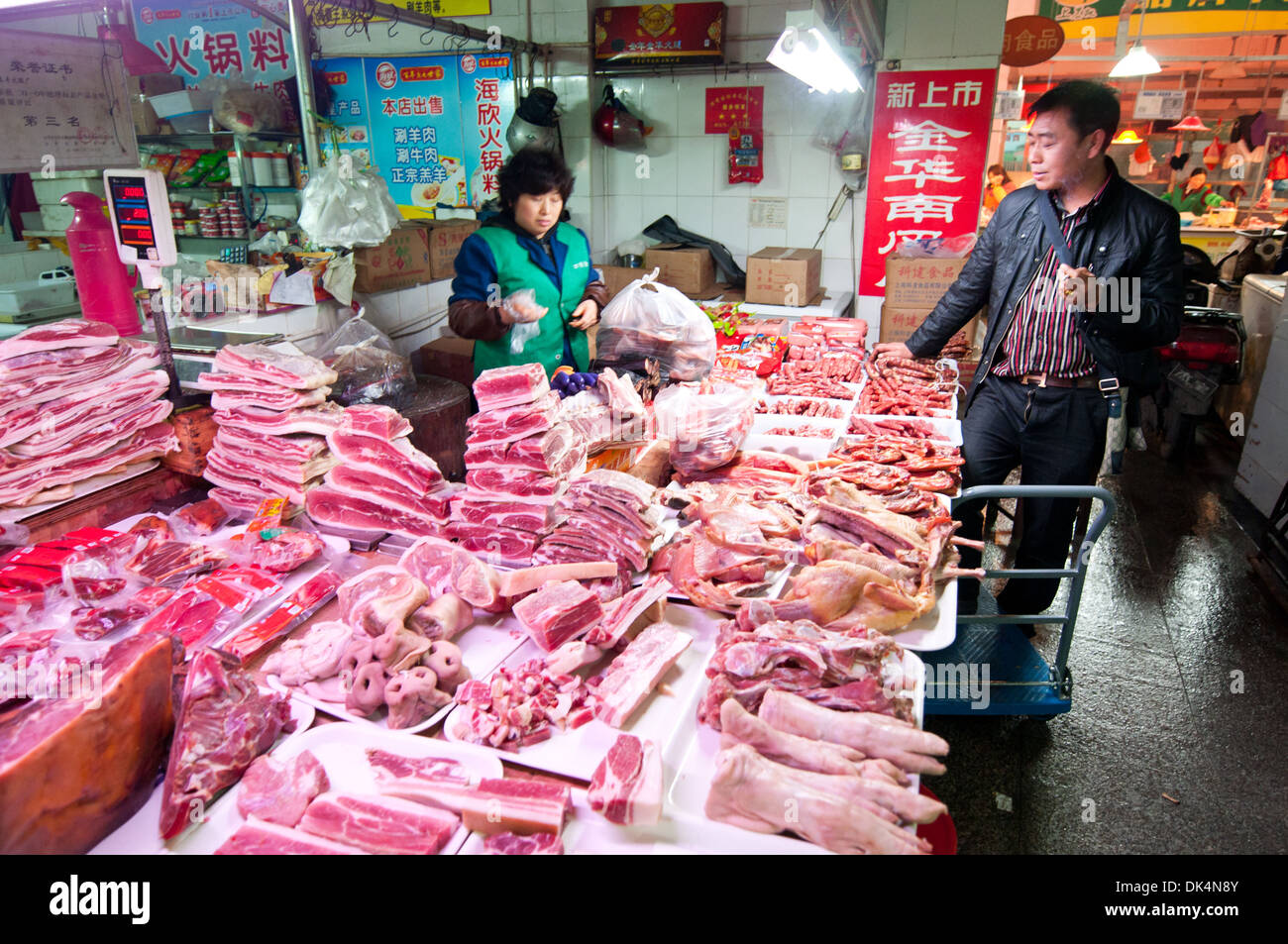 Soporte de carnicero en el mercado de alimentos de la Ciudad Vieja (Nanshi), Shanghai, China Foto de stock