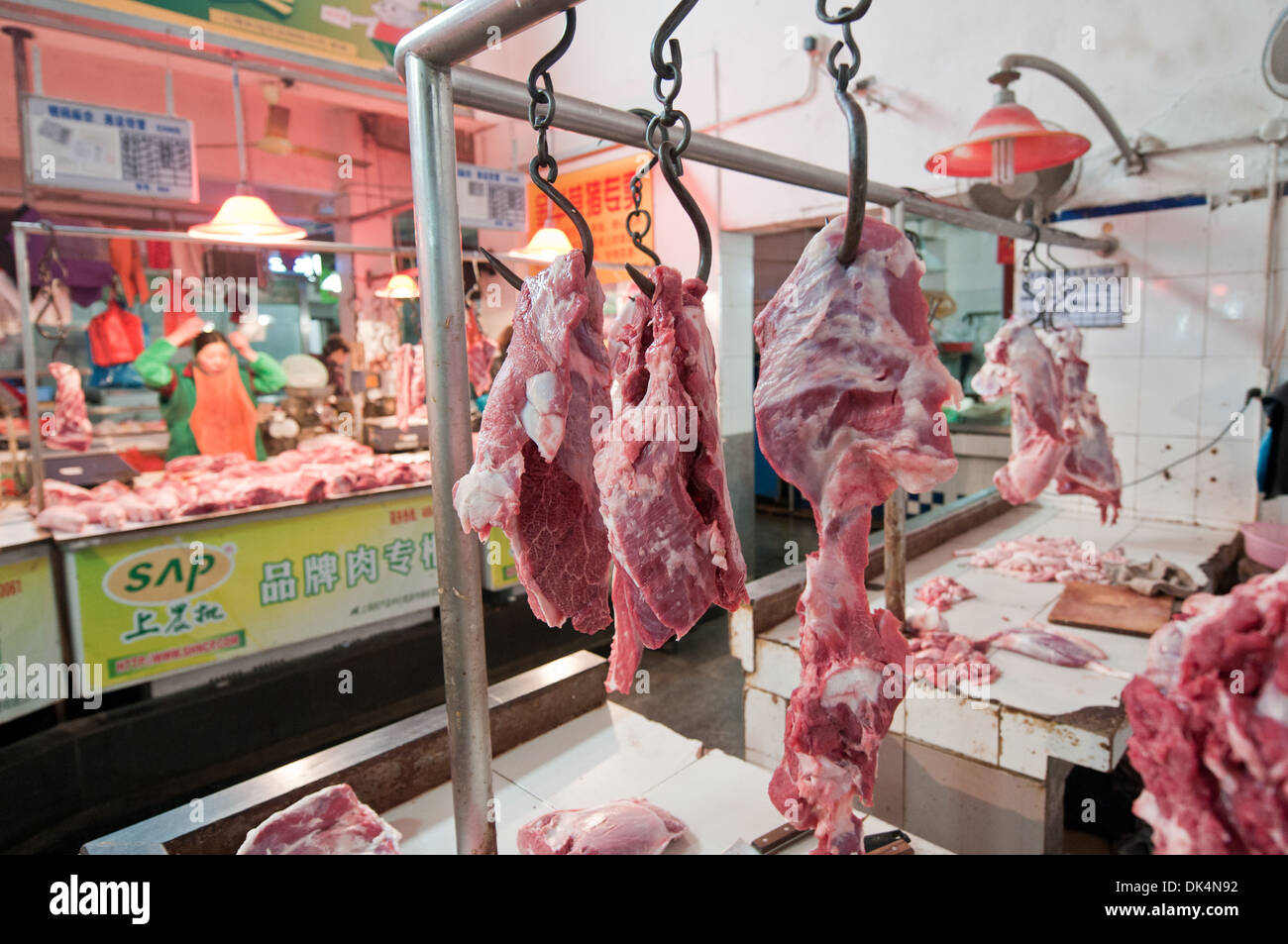 Soporte de carnicero en el mercado de alimentos de la Ciudad Vieja (Nanshi), Shanghai, China Foto de stock
