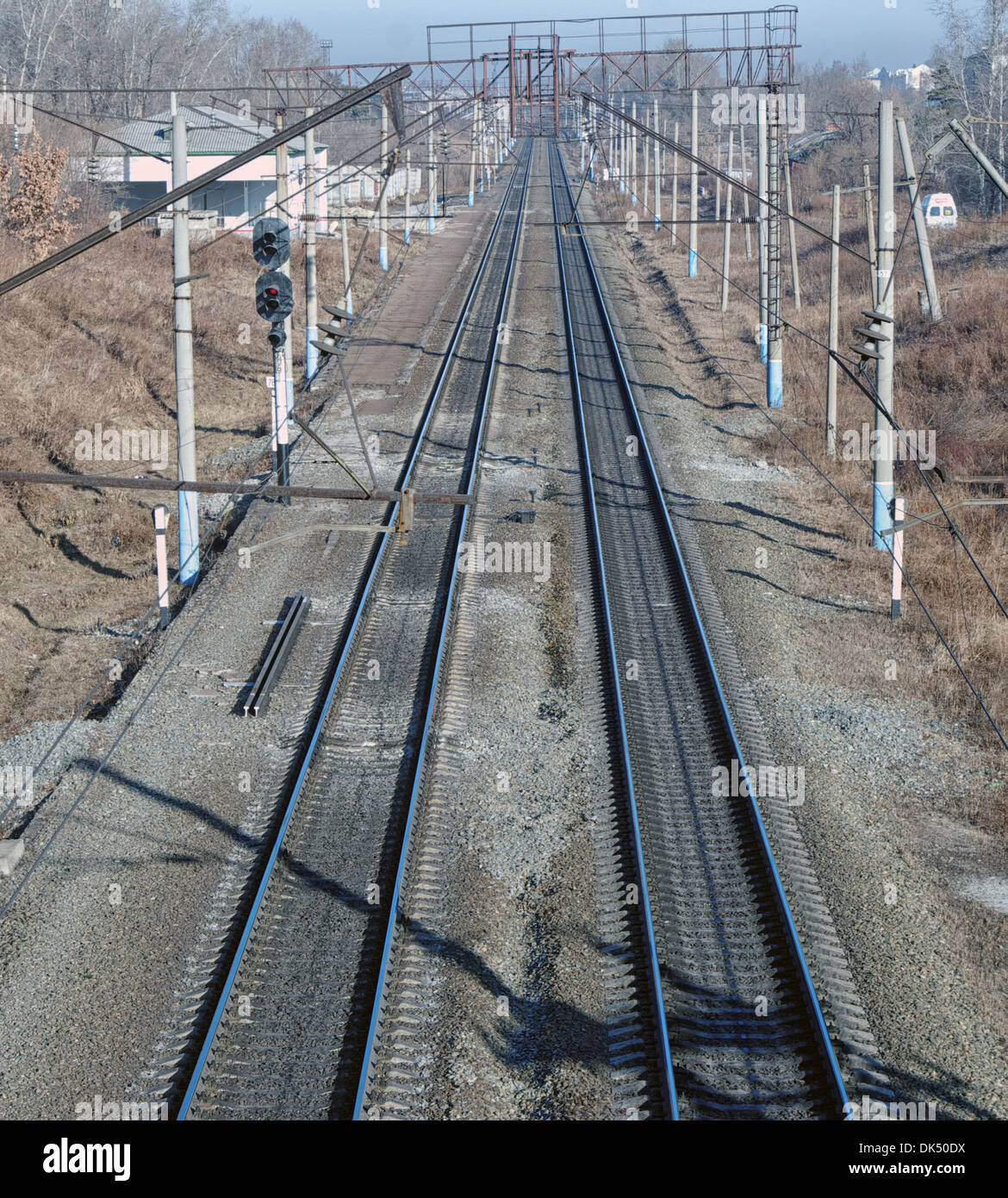 Metal ferrocarril vía con la vía cama 2 vías de ferrocarril con los soportes de la suspensión del hilo de contacto Foto de stock