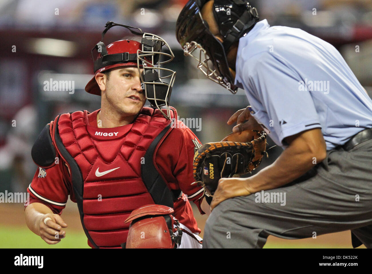 Abril 17 11 Phoenix Arizona Ee Uu Arizona Diamondbacks Catcher Miguel Montero 26 Gira Al Plato De Home Arbitro C B Buckner Despues De Ser Golpeado En La Mascara Por Una Pelota