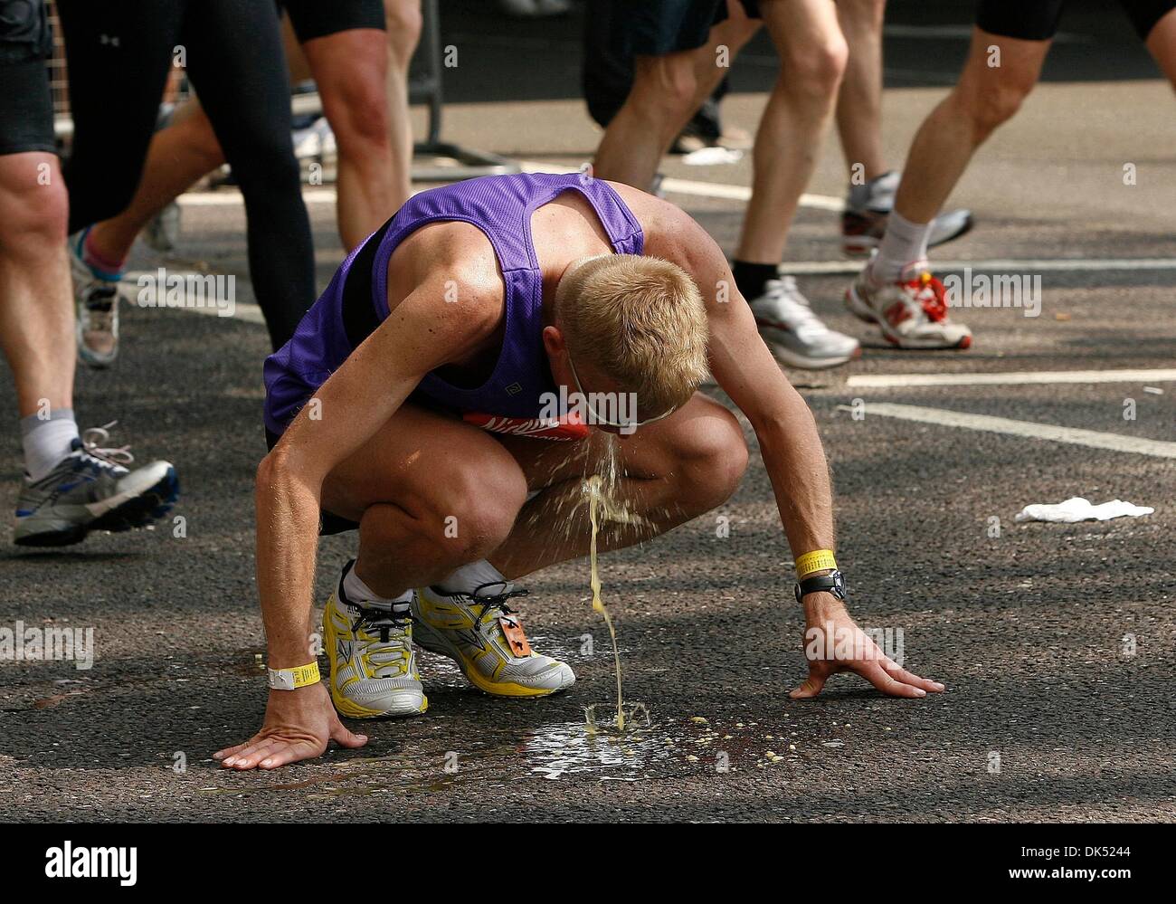 Apr 17, 2011 - Londres, Inglaterra, Reino Unido - Runner encuentra la cepa  demasiado y vomita después de 24 millas durante la Maratón de Londres de  2011 donde participaron 36.000. (Crédito de