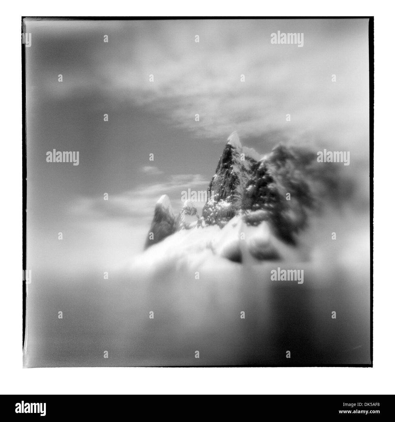La Antártida, borrosa la imagen en blanco y negro de los picos de las montañas cerca de Cape Renard junto Canal Lemaire en la soleada tarde de verano Foto de stock