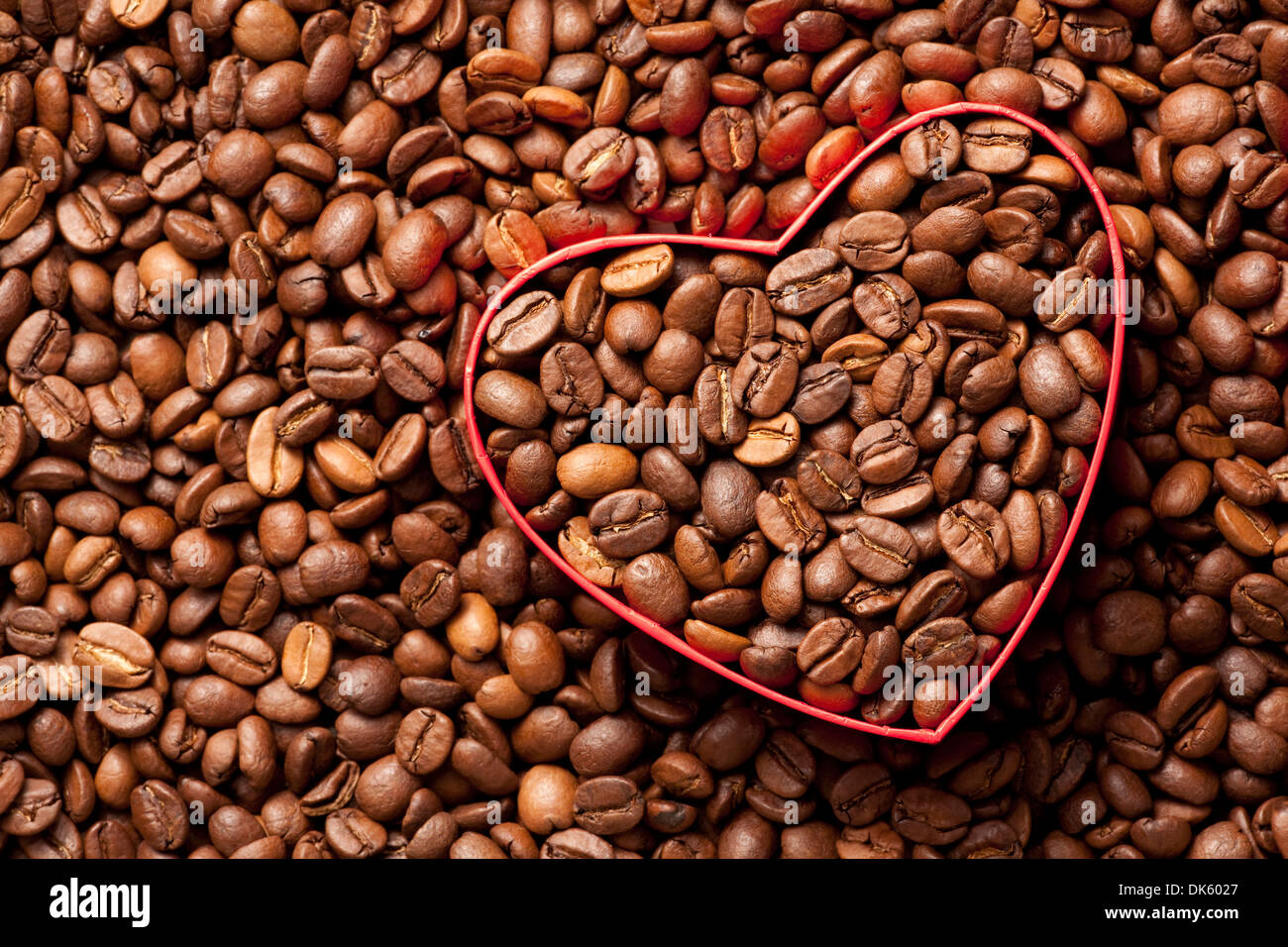 Los granos de café en caja en forma de corazón Foto de stock