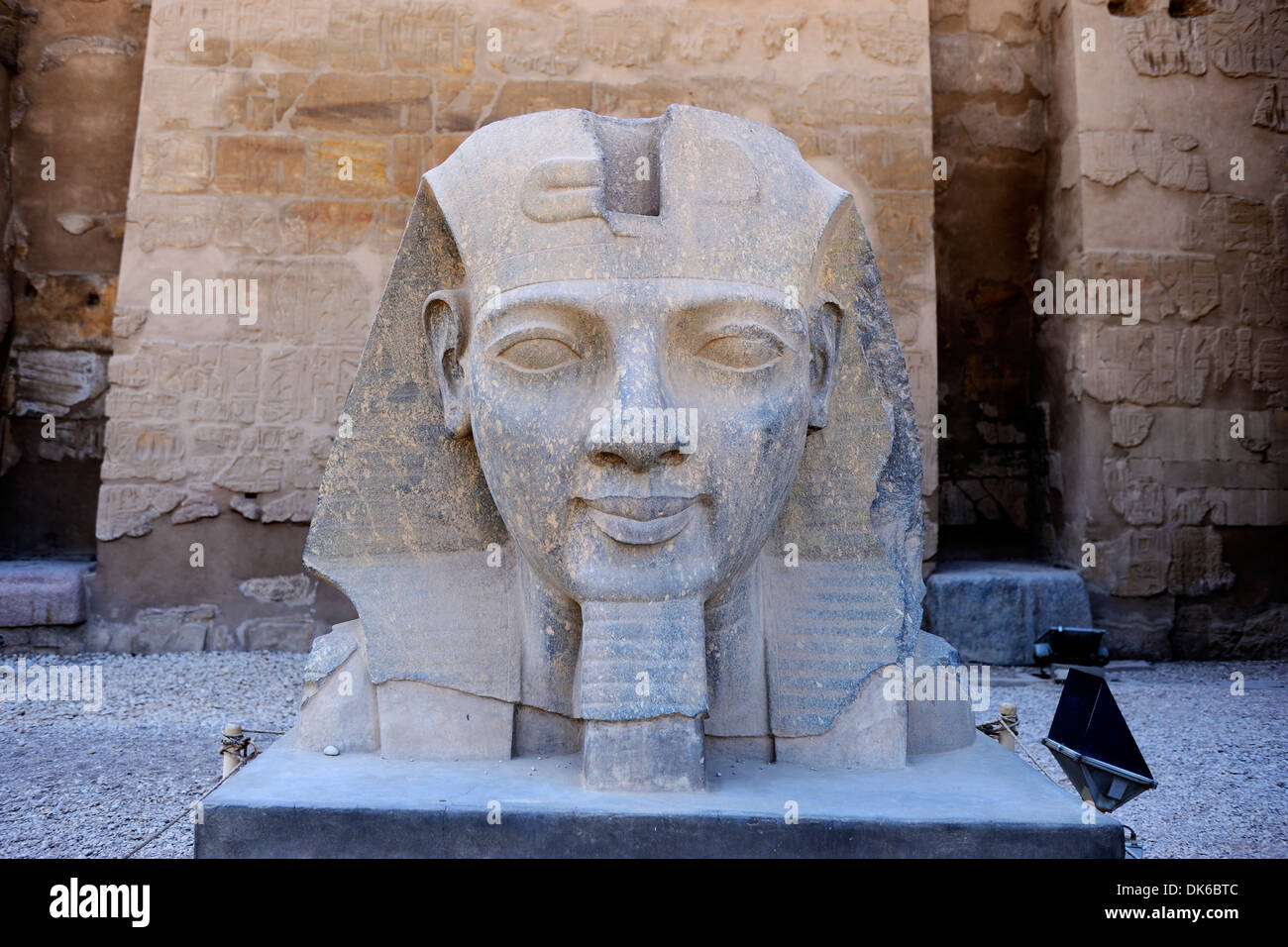 Cabeza colosal de Ramsés II en la entrada al Templo de Luxor - Luxor, Egipto Foto de stock