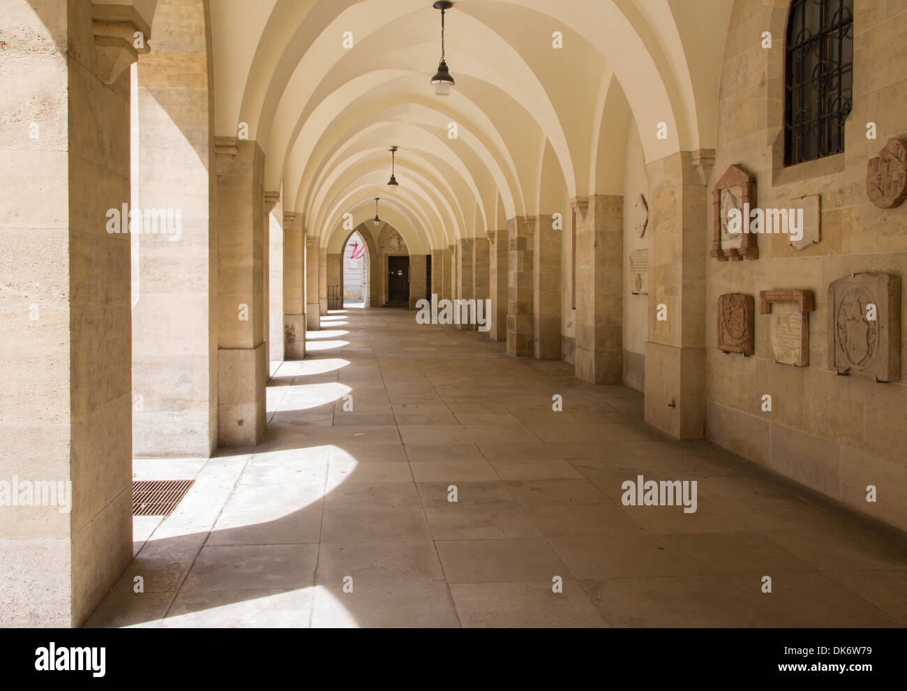 Viena - corredor externo de Minoriten iglesia gótica Foto de stock