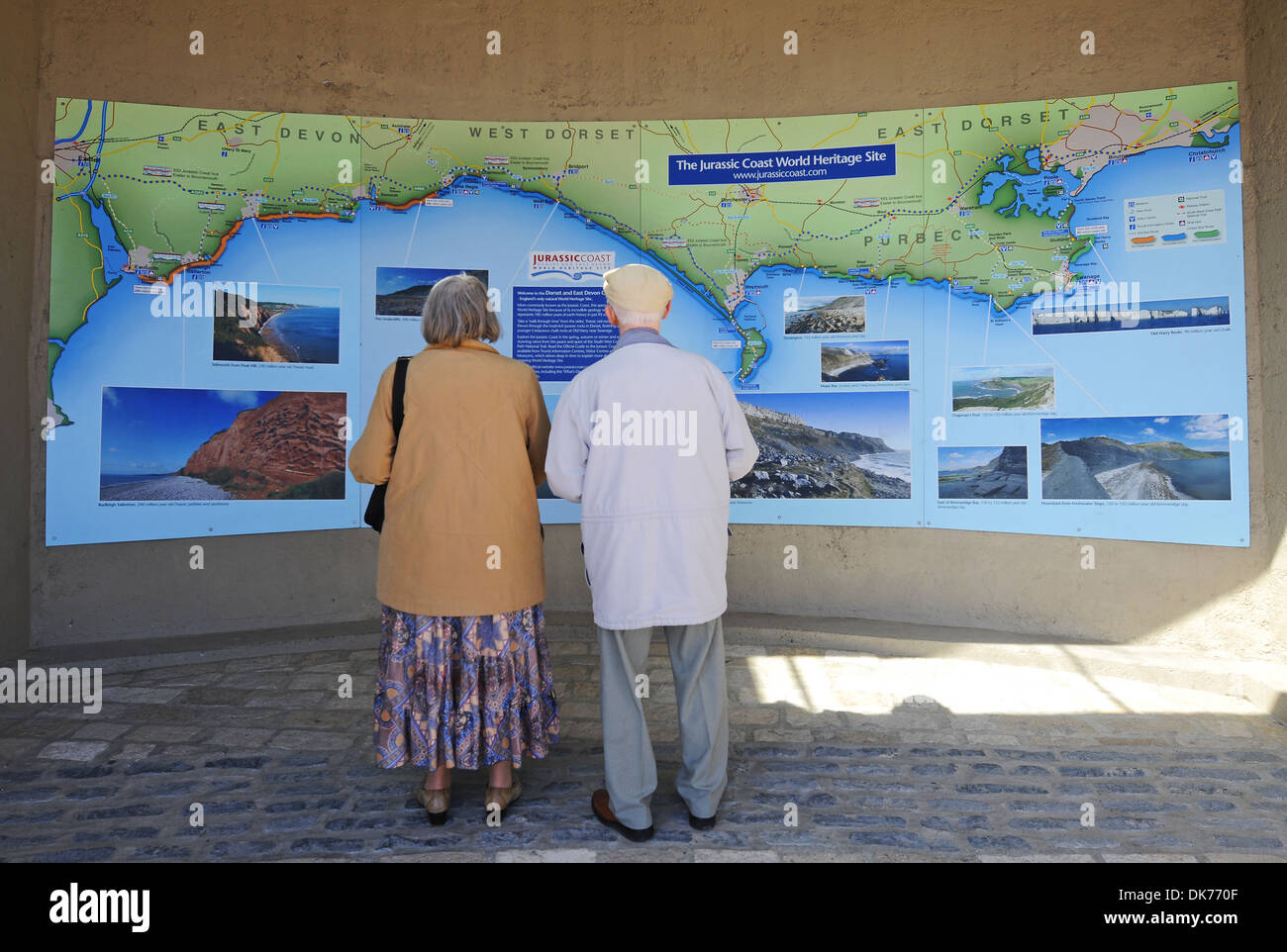 Pareja de ancianos mira un mapa en Lyme Regis en Dorset, Inglaterra, Reino Unido Foto de stock