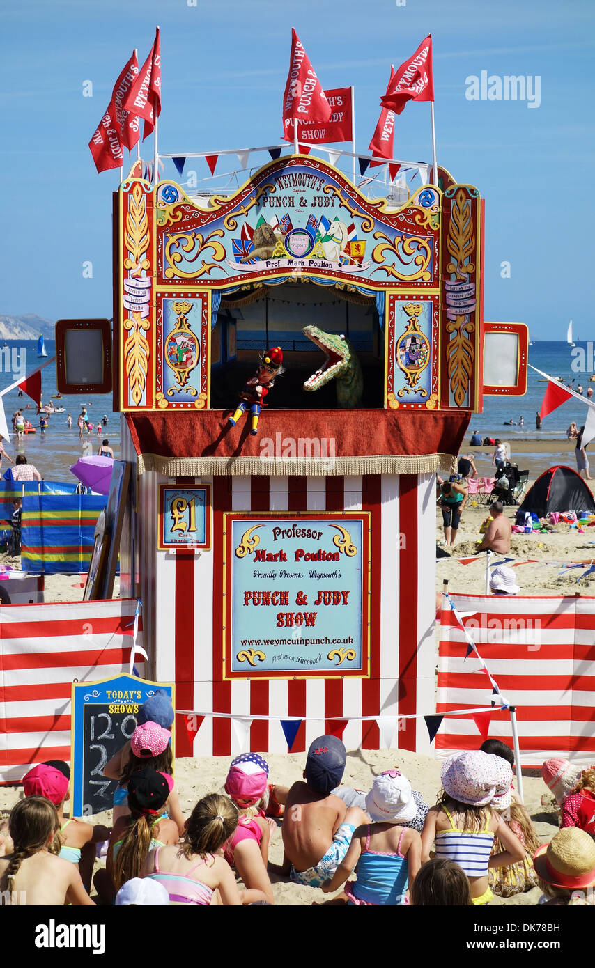Punch y Judy show en la playa de Weymouth en Dorset, Inglaterra, tradicional Punch y Judy show, UK Foto de stock