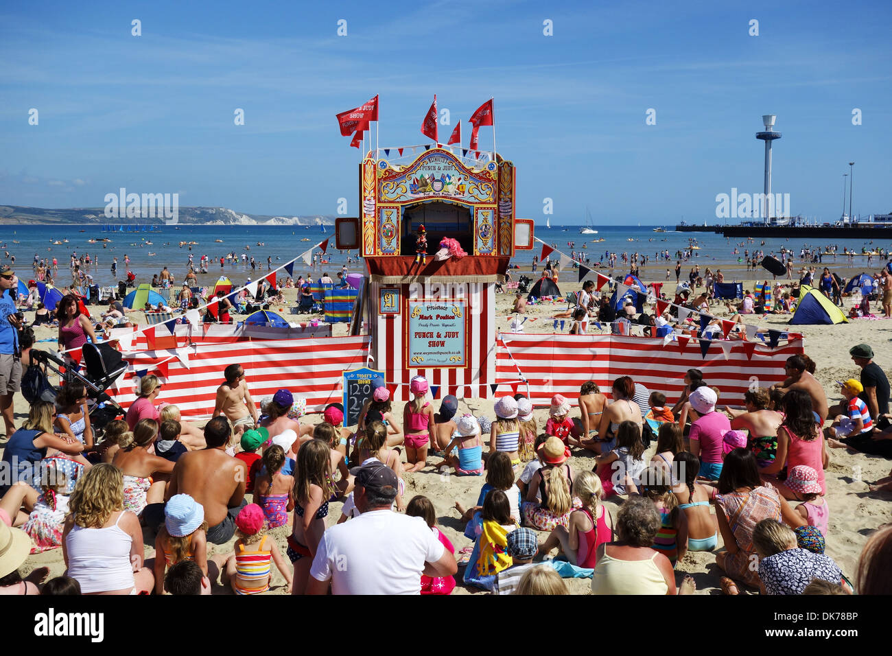 Punch y Judy show en la playa de Weymouth en Dorset, Inglaterra, tradicional Punch y Judy show, UK Foto de stock