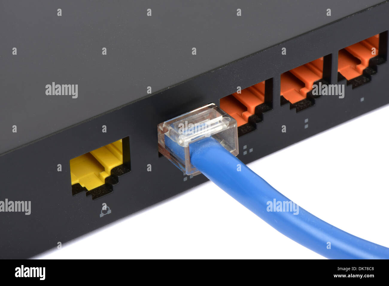 Router Wifi y cable para conexión de red aislada sobre un fondo blanco. Foto de stock