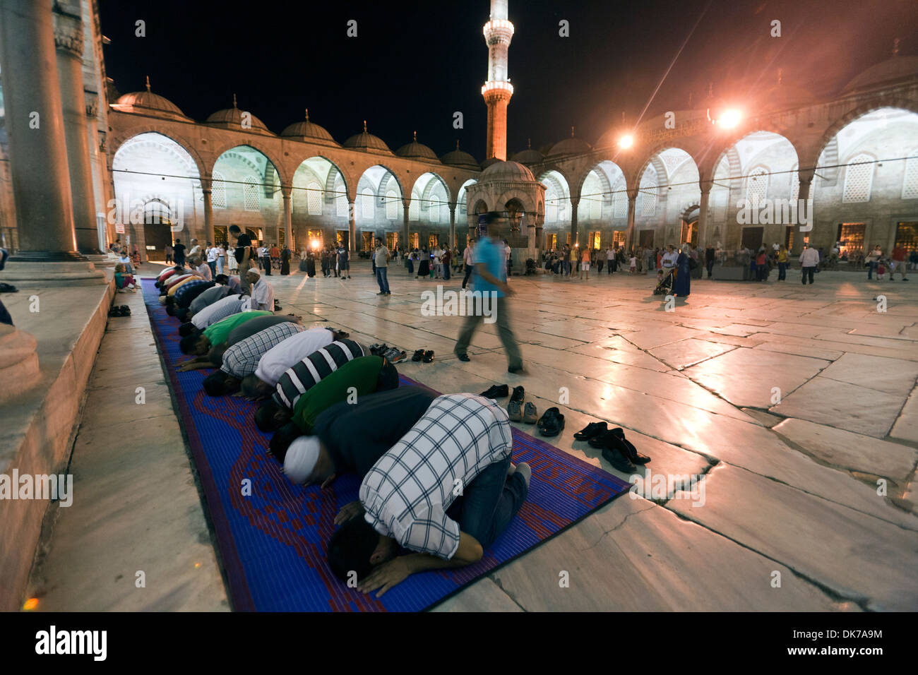 Hombres islámicos orando, la Mezquita Azul, Estambul, Turquía Foto de stock