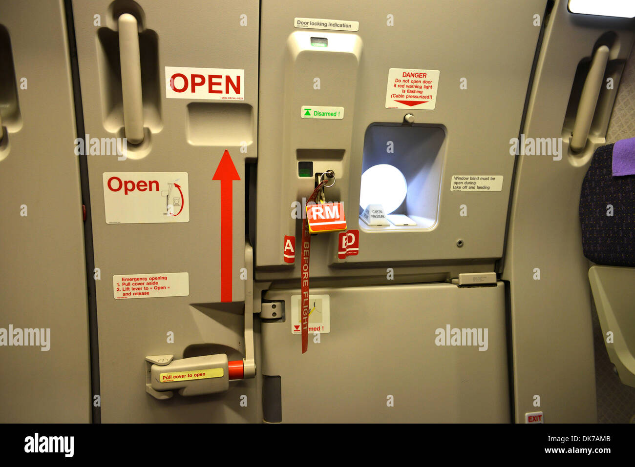 La puerta del avión, en la puerta de la cabina de un avión de línea  comercial, Airbus A321 Fotografía de stock - Alamy