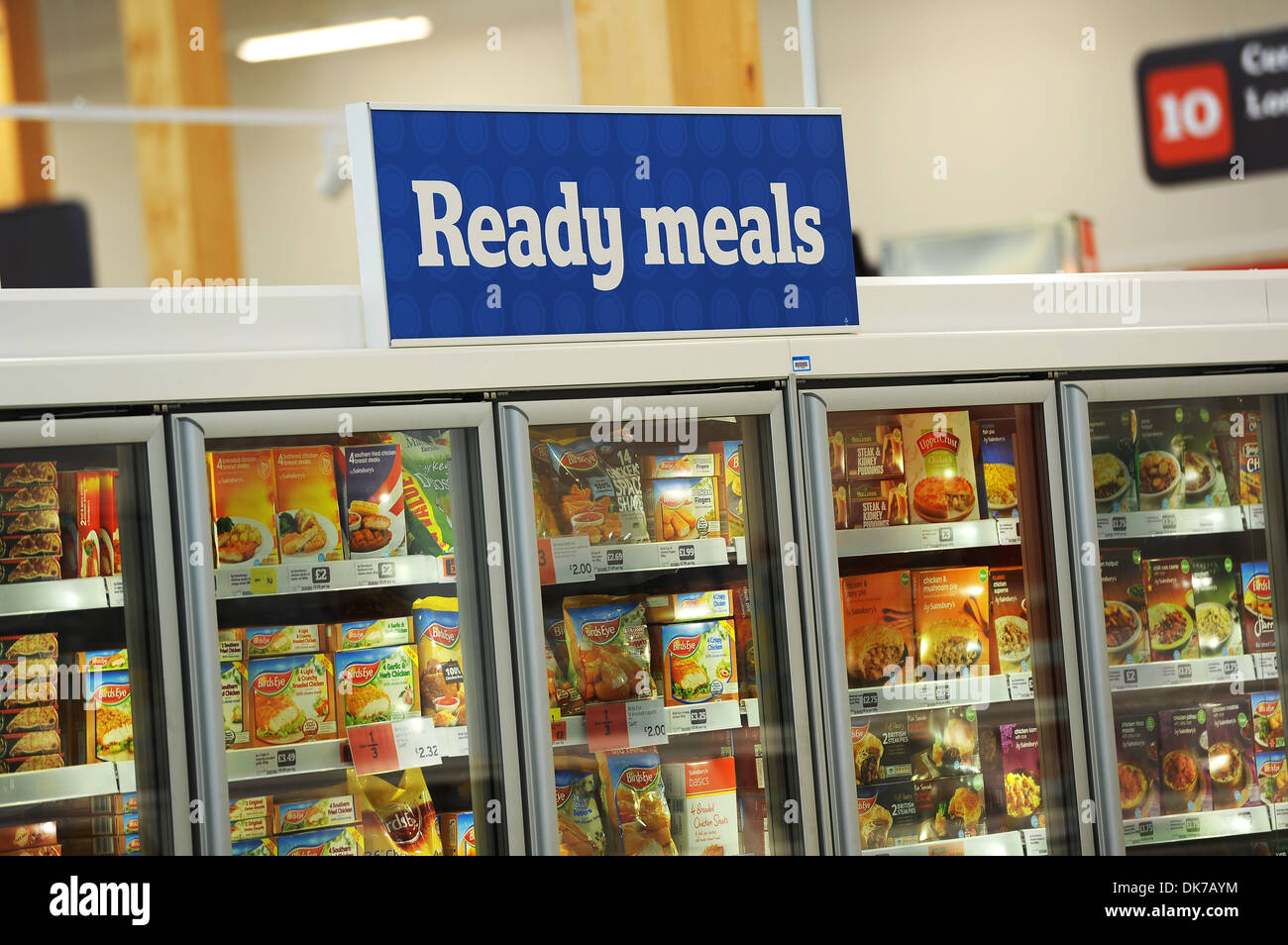 Supermercado interior mostrando las comidas preparadas congelador, Gran Bretaña, REINO UNIDO Foto de stock