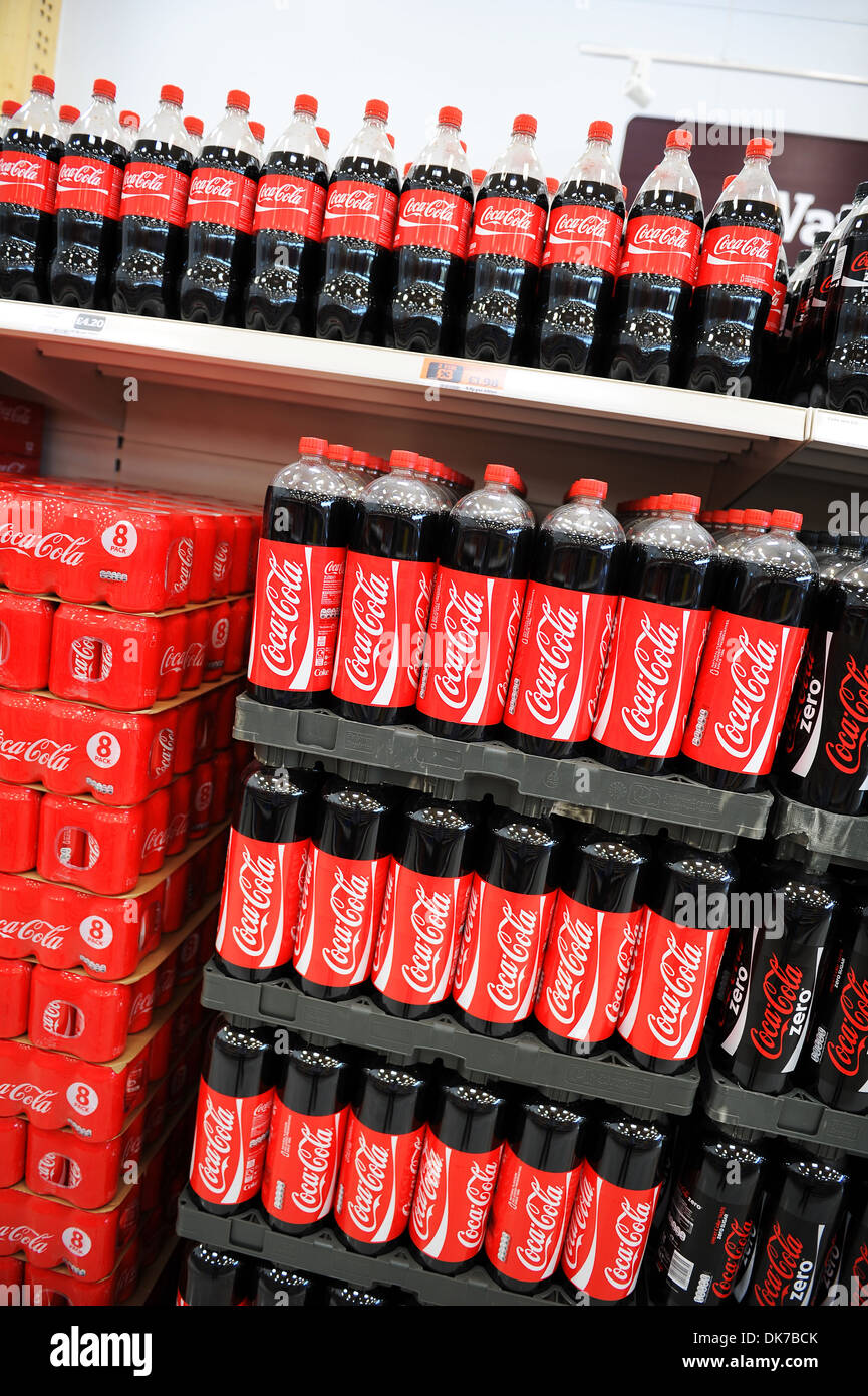 Supermercado interior mostrando Coca-Cola, Gran Bretaña, REINO UNIDO Foto de stock