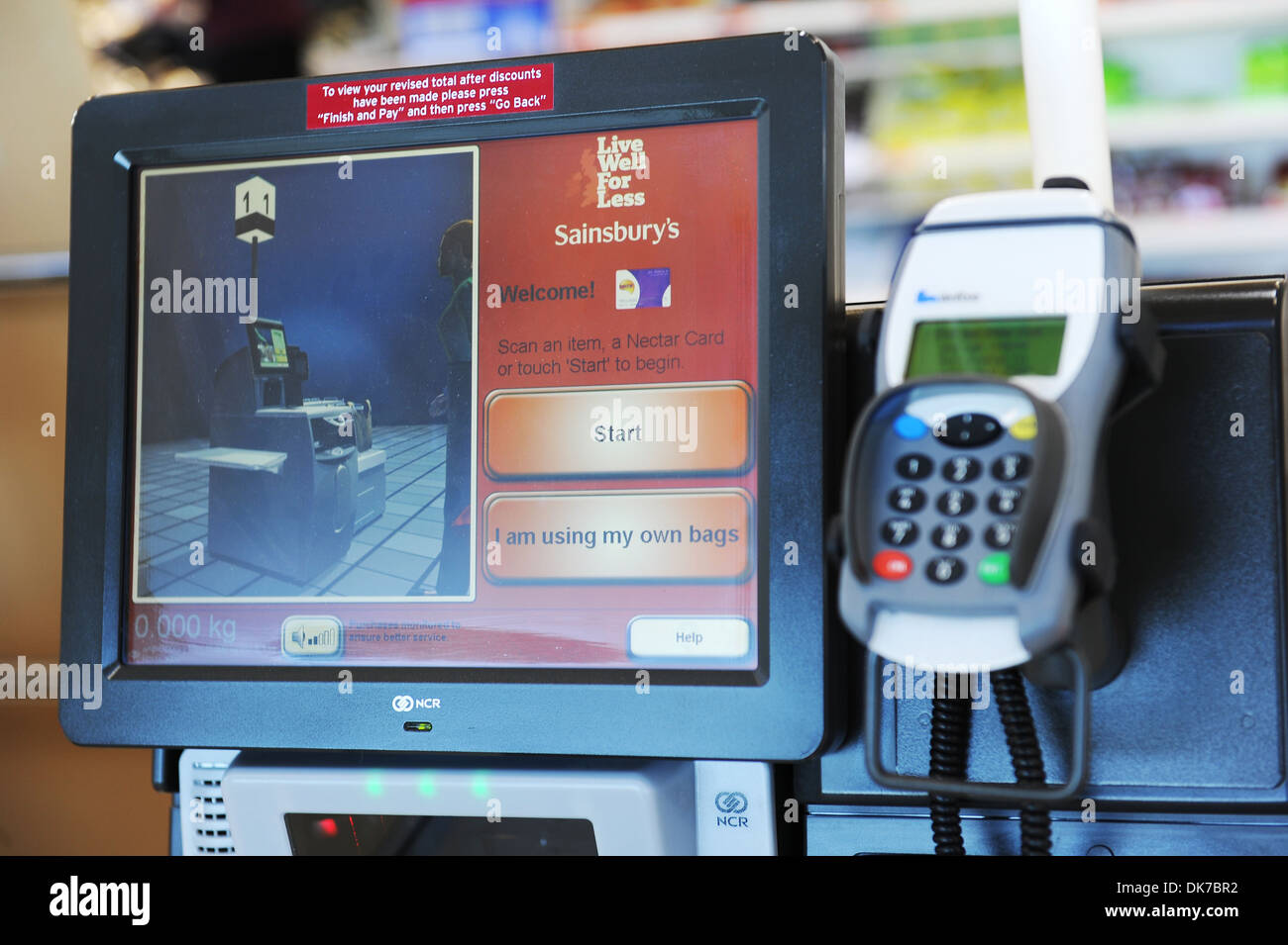 Self-checkout máquina, auto-servicio exprés o semi asistió al cliente Terminal activado (SACAT) Máquina, Sainsbury's, REINO UNIDO Foto de stock