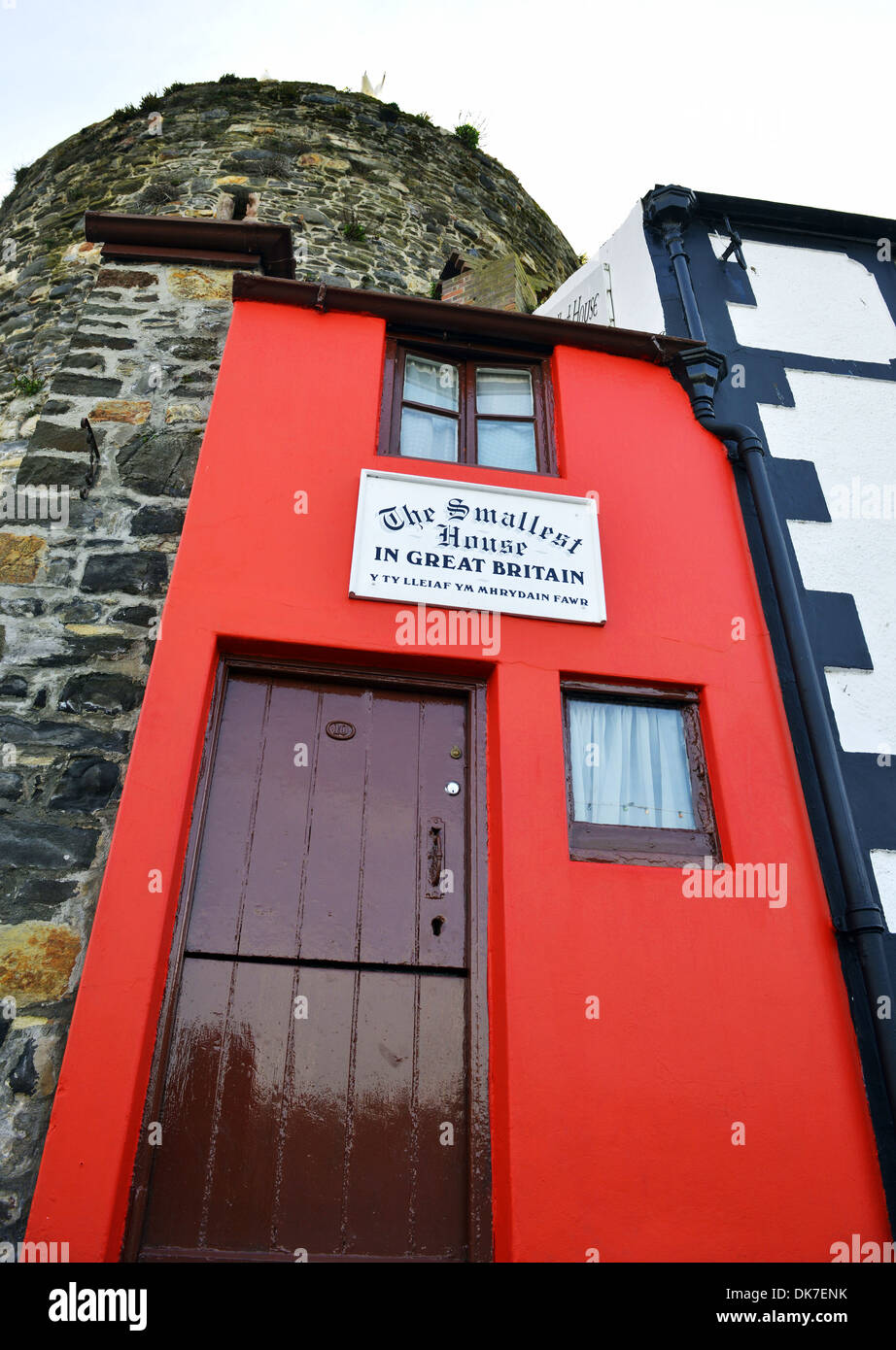 La más pequeña casa en Gran Bretaña, el Quay House, una atracción turística en Conwy, Gales del Norte Foto de stock