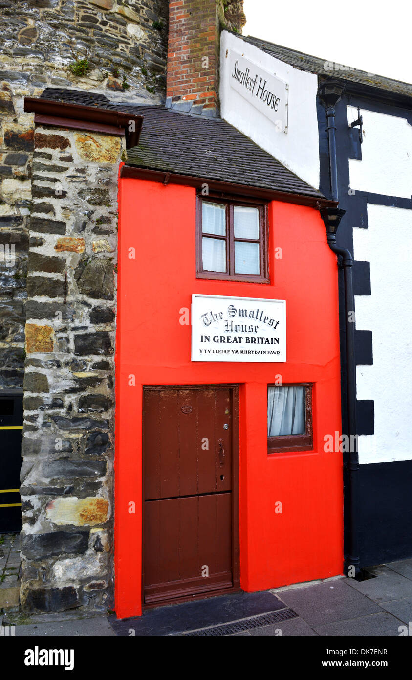 La más pequeña casa en Gran Bretaña, el Quay House, una atracción turística en Conwy, Gales del Norte Foto de stock
