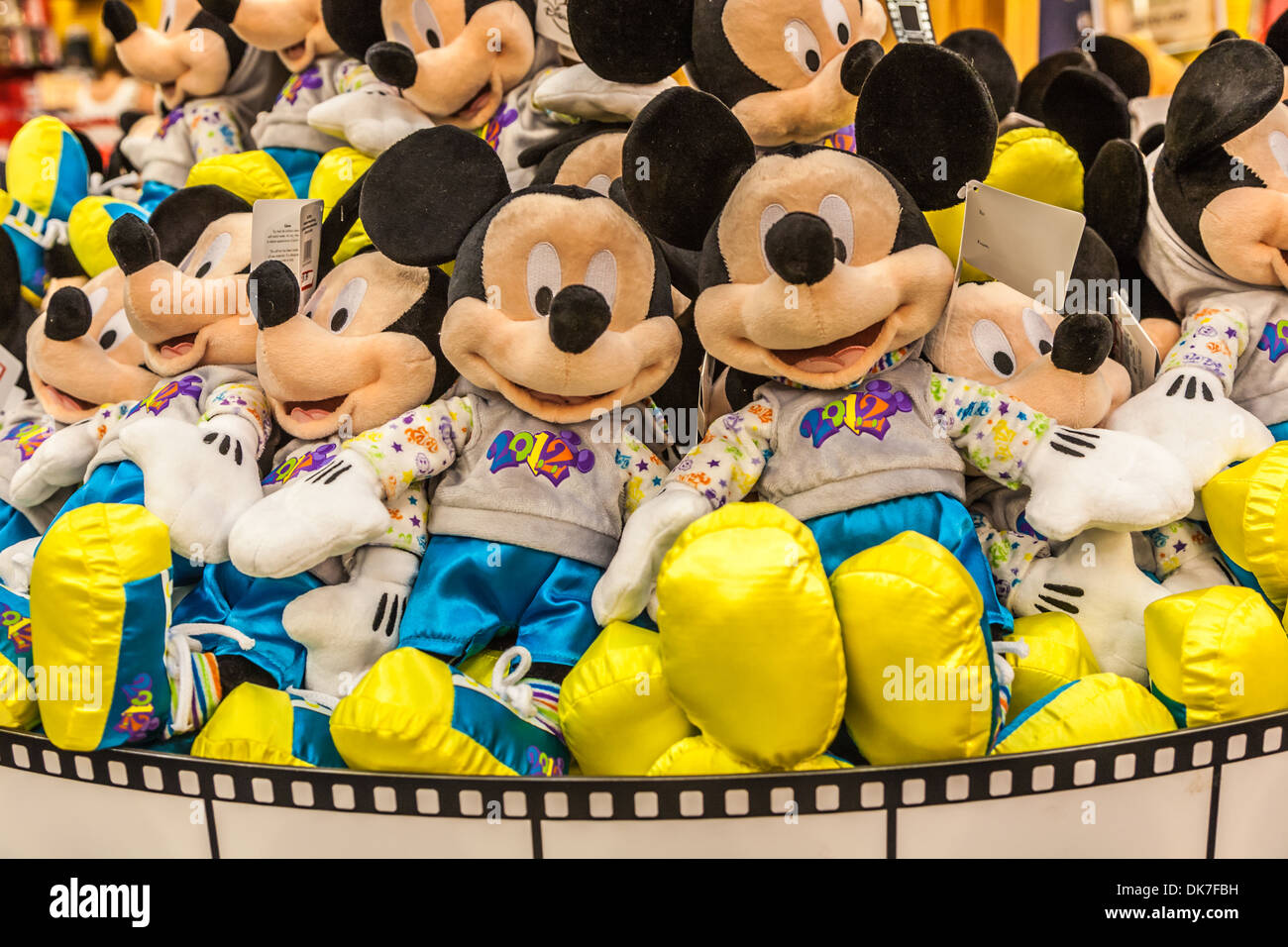 Mickey Mouse personaje de peluche muñecos para venta en bin en la tienda  outlet de Disney Fotografía de stock - Alamy